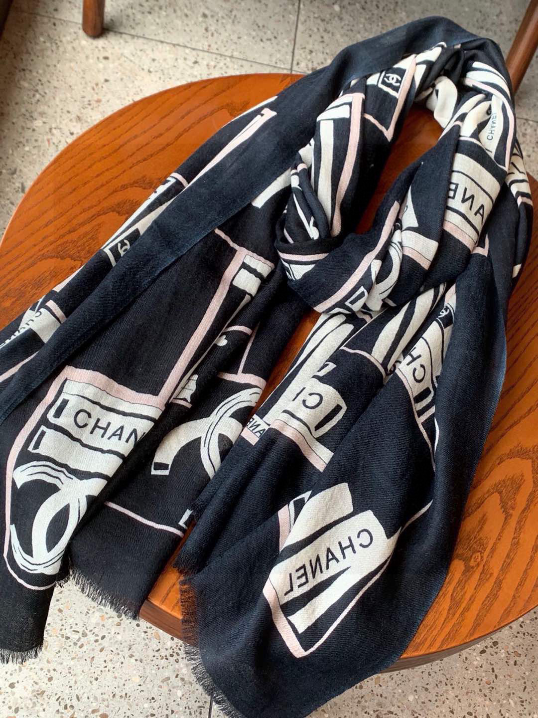 💟上新🌺羊绒披肩🌟长巾！强烈推荐价格超美！实物更美羊绒面料！纹理清晰、细腻可见
每一个套色、每一个笔触，