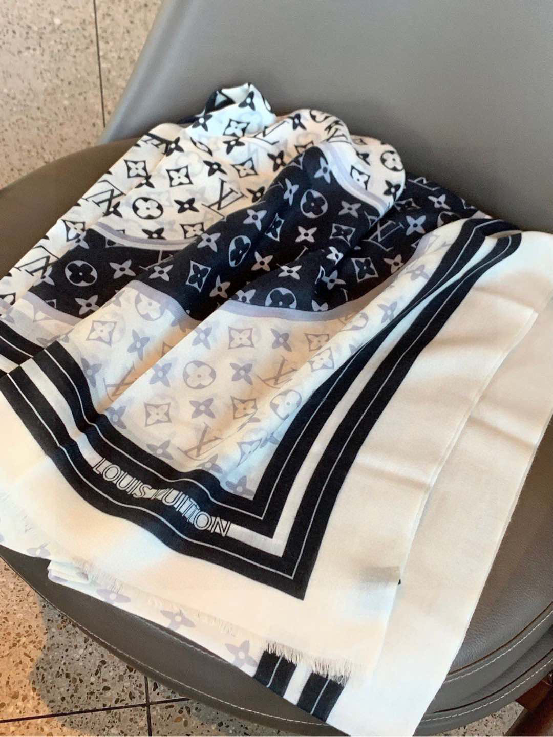   又时髦又百搭！LV新款老花长巾】提升气质和品味的好单品！！四季必备！！真的无敌实用！！Lv难得的羊绒