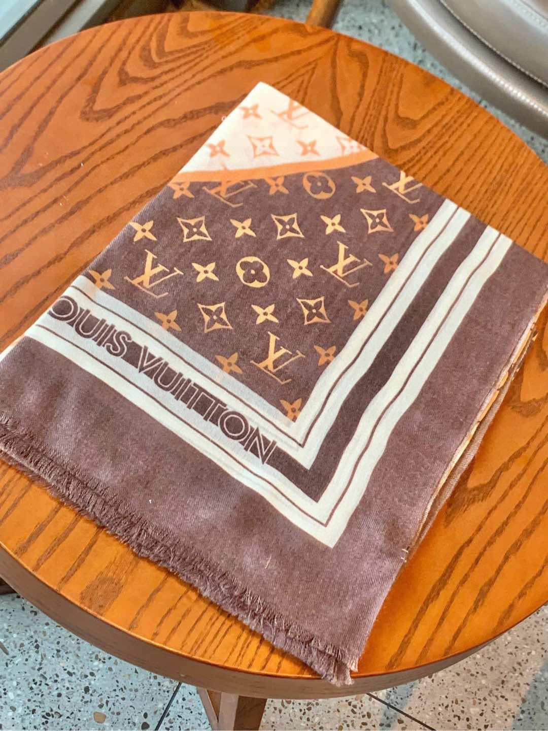   又时髦又百搭！LV新款老花长巾】提升气质和品味的好单品！！四季必备！！真的无敌实用！！Lv难得的羊绒