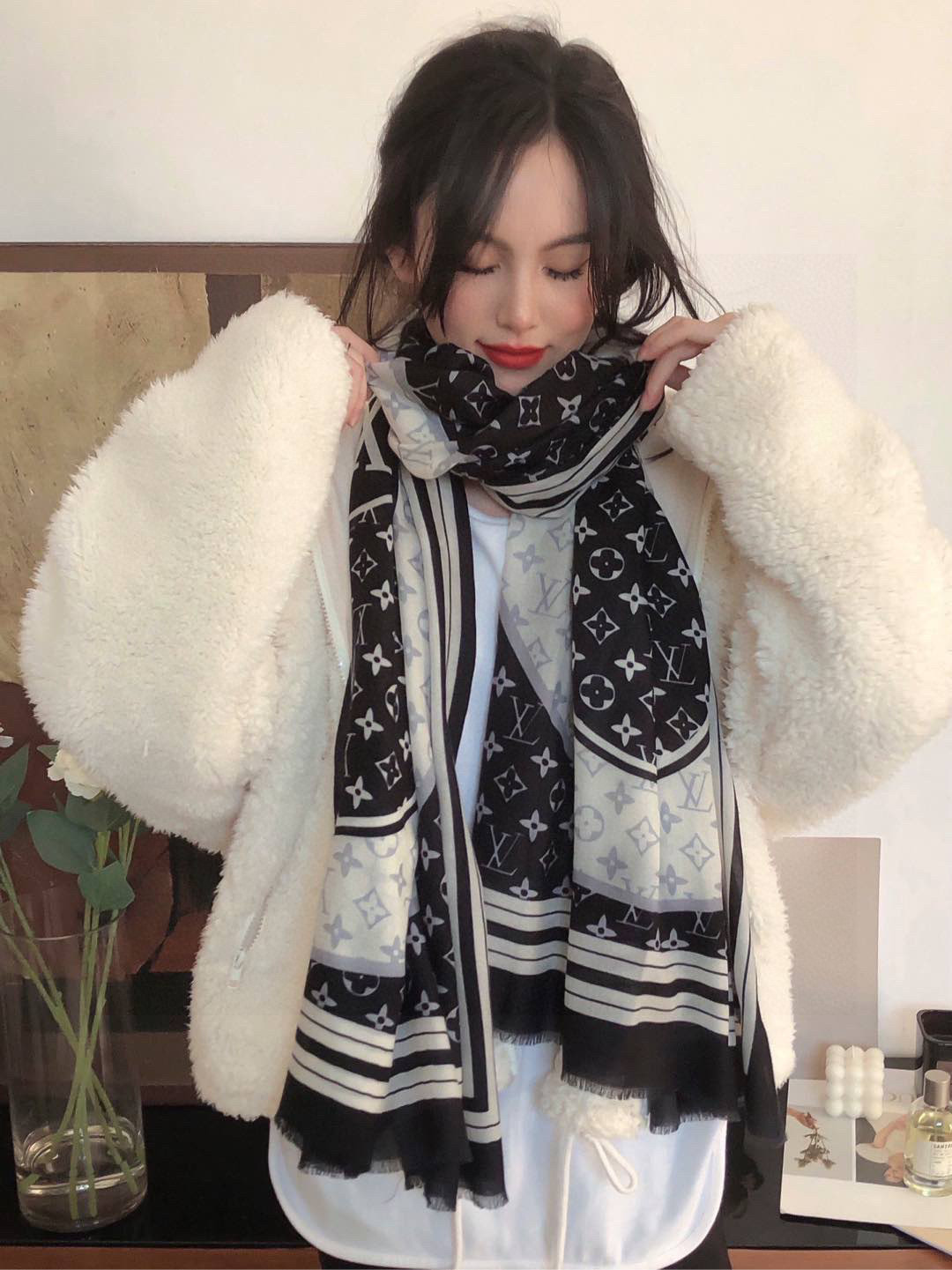   又时髦又百搭！LV新款老花长巾】提升气质和品味的好单品！！四季必备！！真的无敌实用！！Lv难得的羊绒