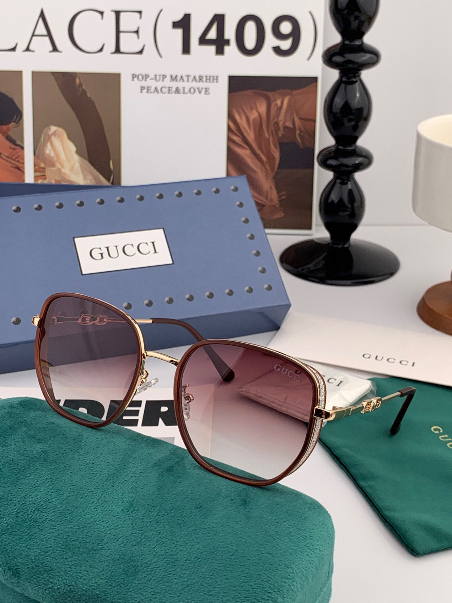  Gucci   经典的方框设计，不挑脸型，无论搭配大衣还是连衣裙都非常显气质尼龙偏光镜片预防紫外线 型