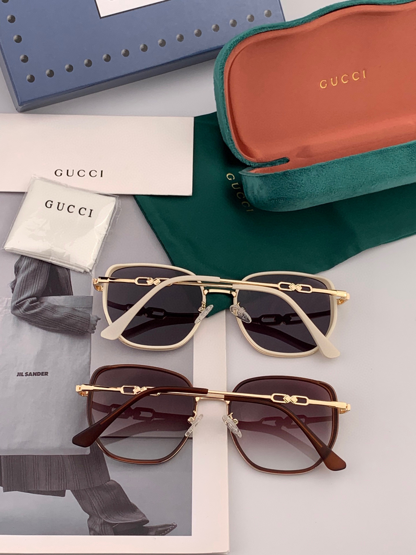  Gucci   经典的方框设计，不挑脸型，无论搭配大衣还是连衣裙都非常显气质尼龙偏光镜片预防紫外线 型