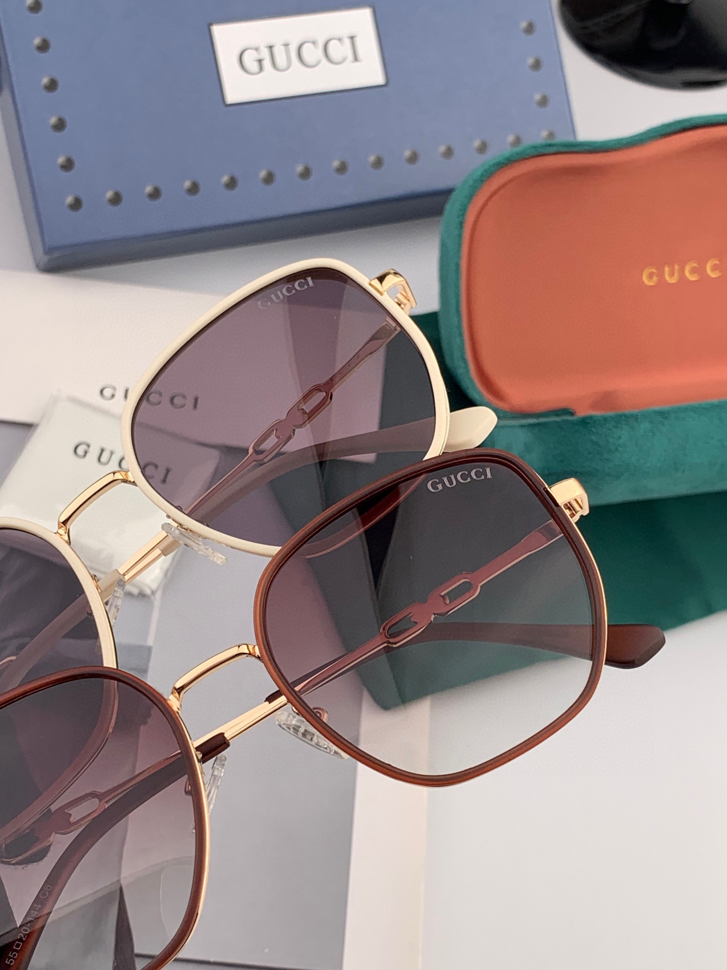  Gucci   经典的方框设计，不挑脸型，无论搭配大衣还是连衣裙都非常显气质尼龙偏光镜片预防紫外线 型