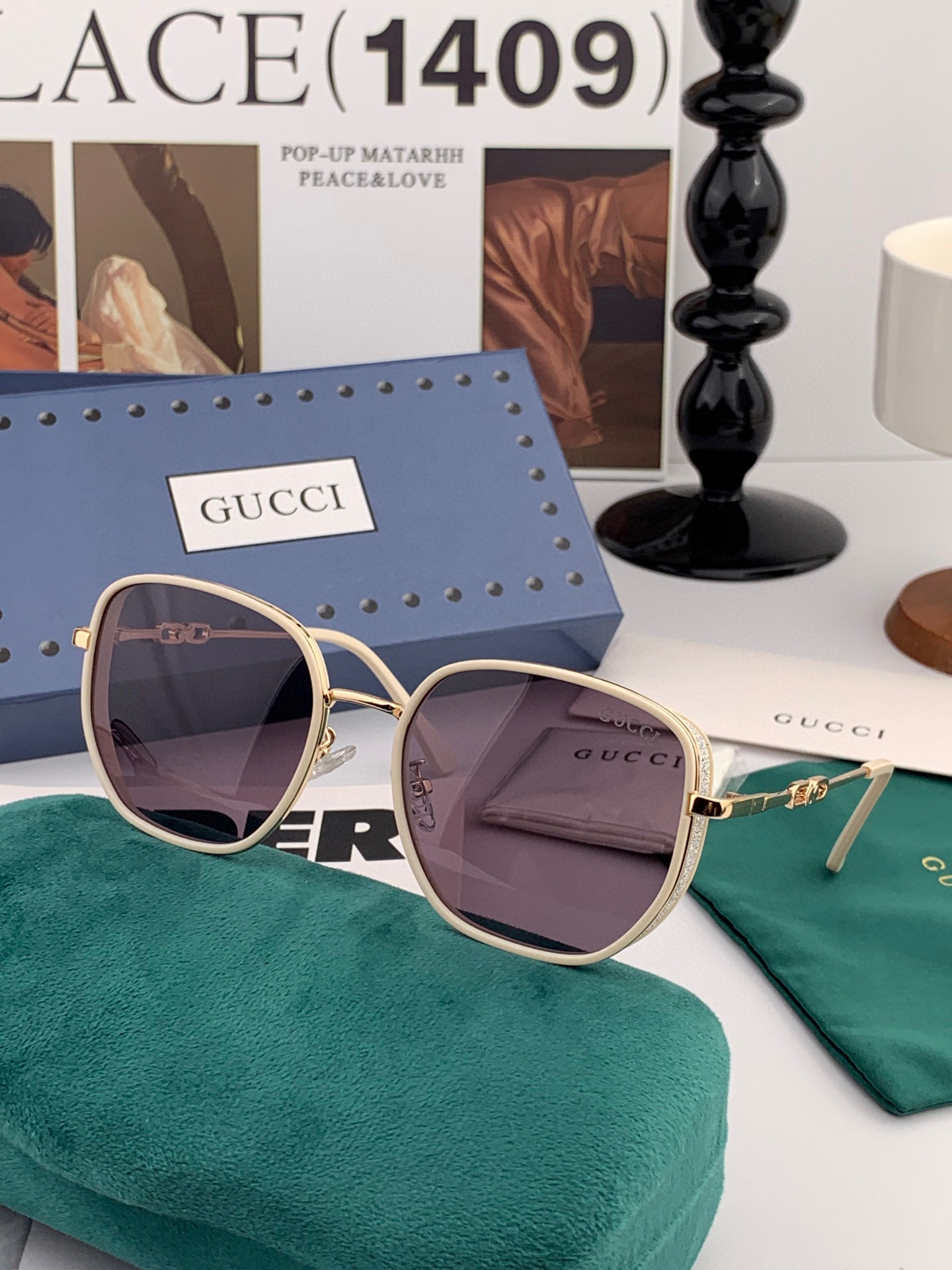  Gucci   经典的方框设计，不挑脸型，无论搭配大衣还是连衣裙都非常显气质尼龙偏光镜片预防紫外线 型