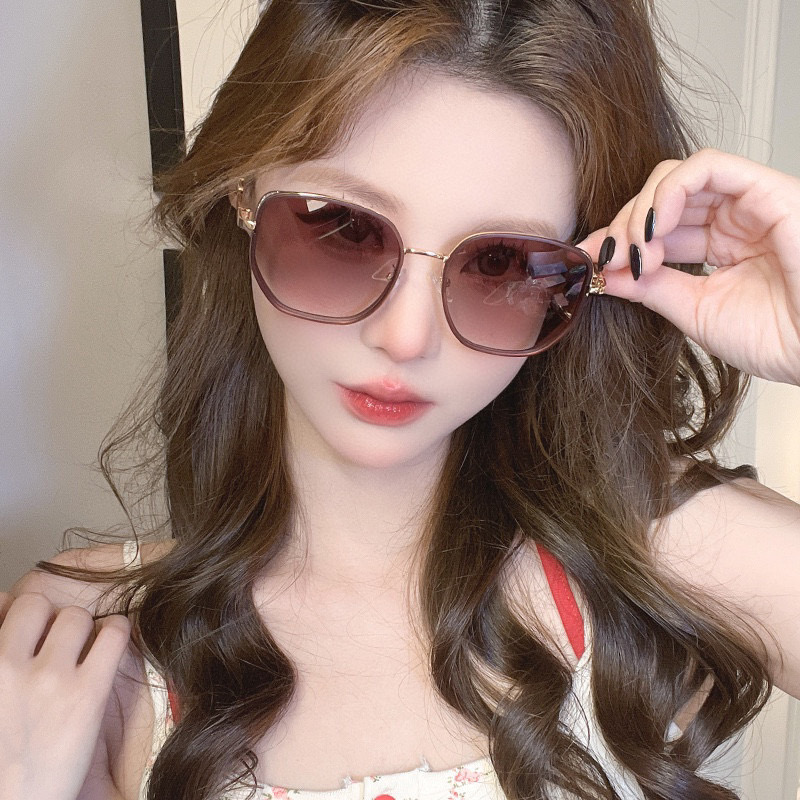  Gucci   经典的方框设计，不挑脸型，无论搭配大衣还是连衣裙都非常显气质尼龙偏光镜片预防紫外线 型