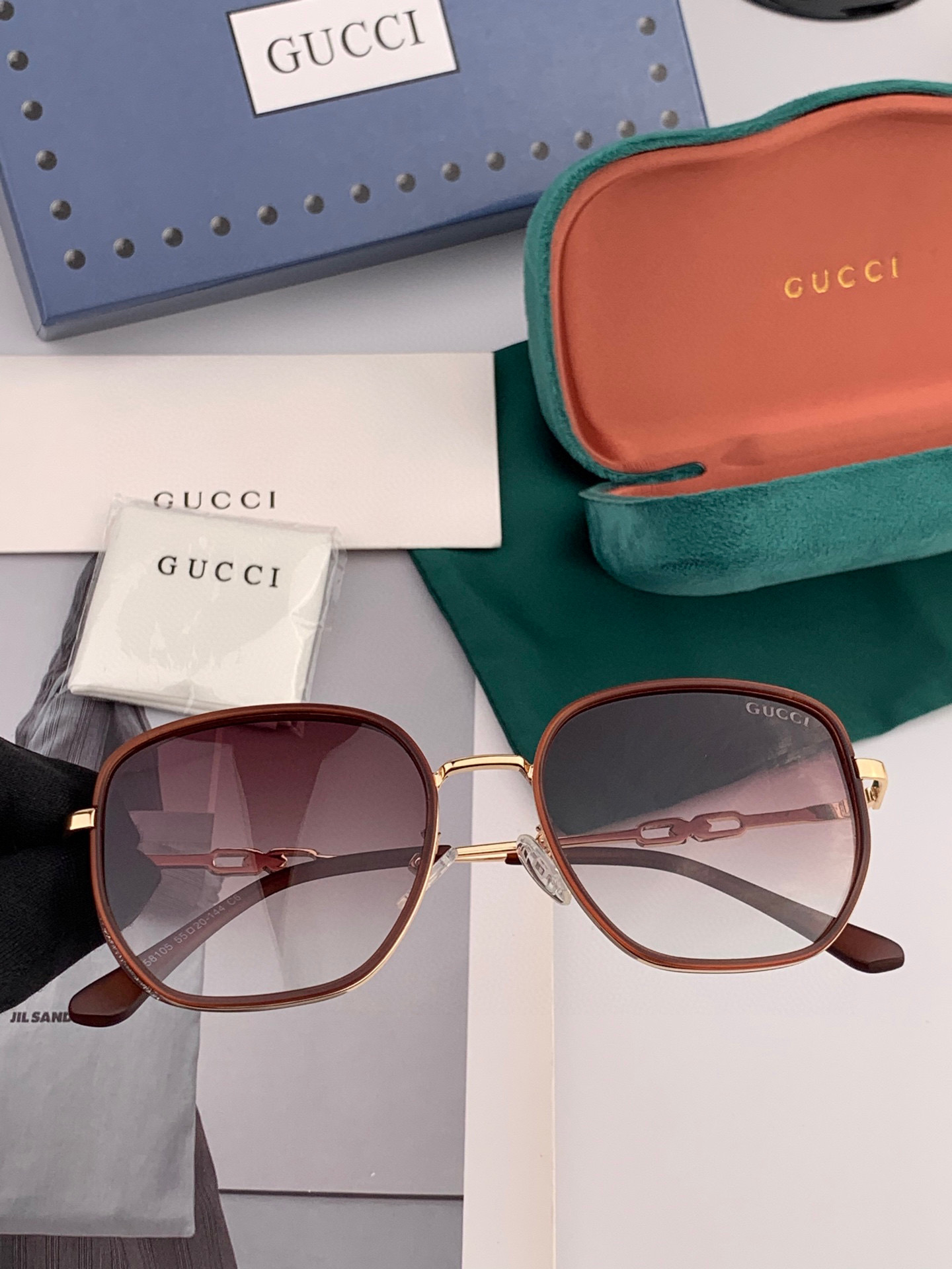  Gucci   经典的方框设计，不挑脸型，无论搭配大衣还是连衣裙都非常显气质尼龙偏光镜片预防紫外线 型