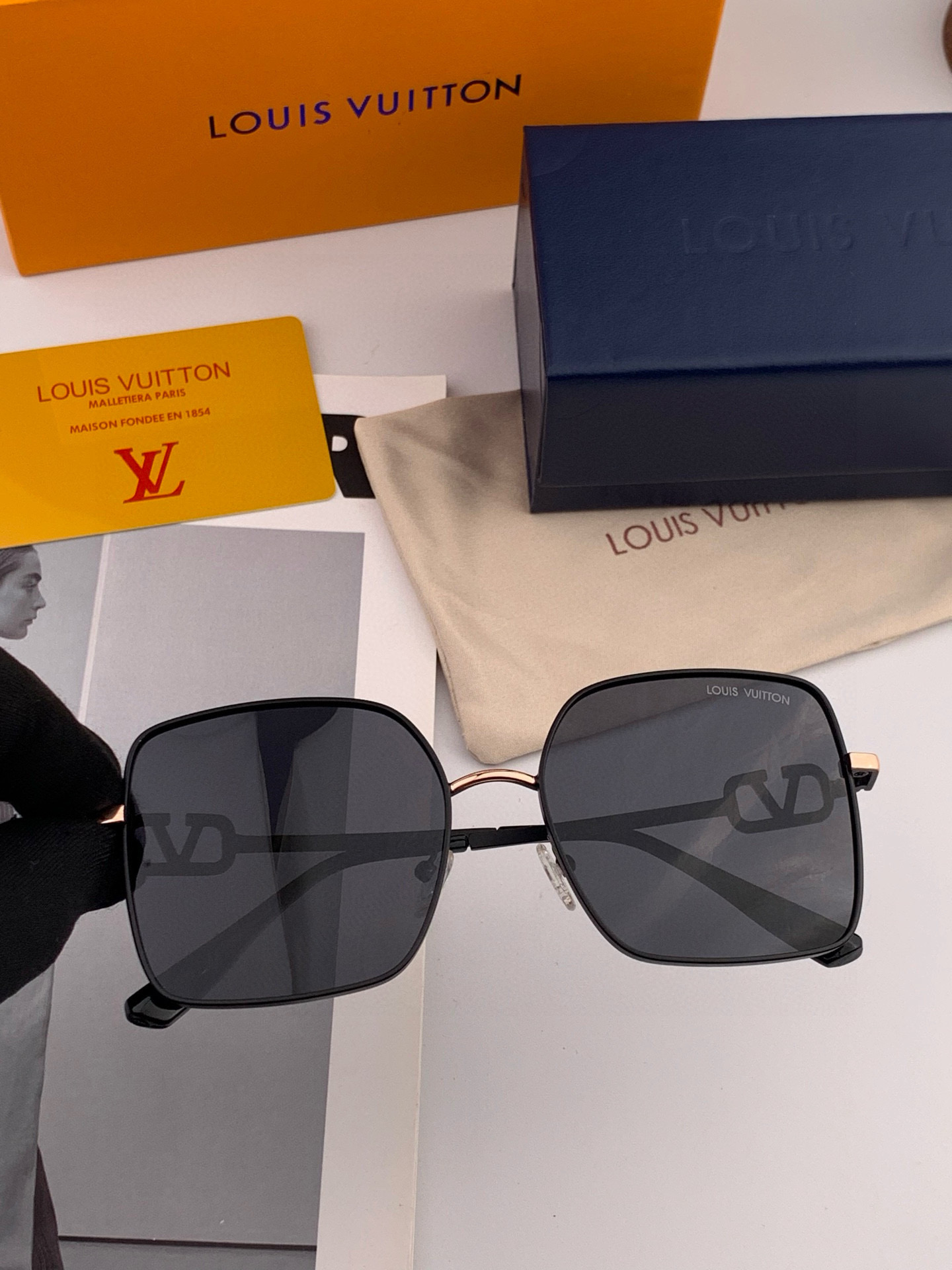   lv大框太阳镜墨镜经典的方框设计，不挑脸型，无论搭配大衣还是连衣裙都非常显气质尼龙镜片预防紫外线  