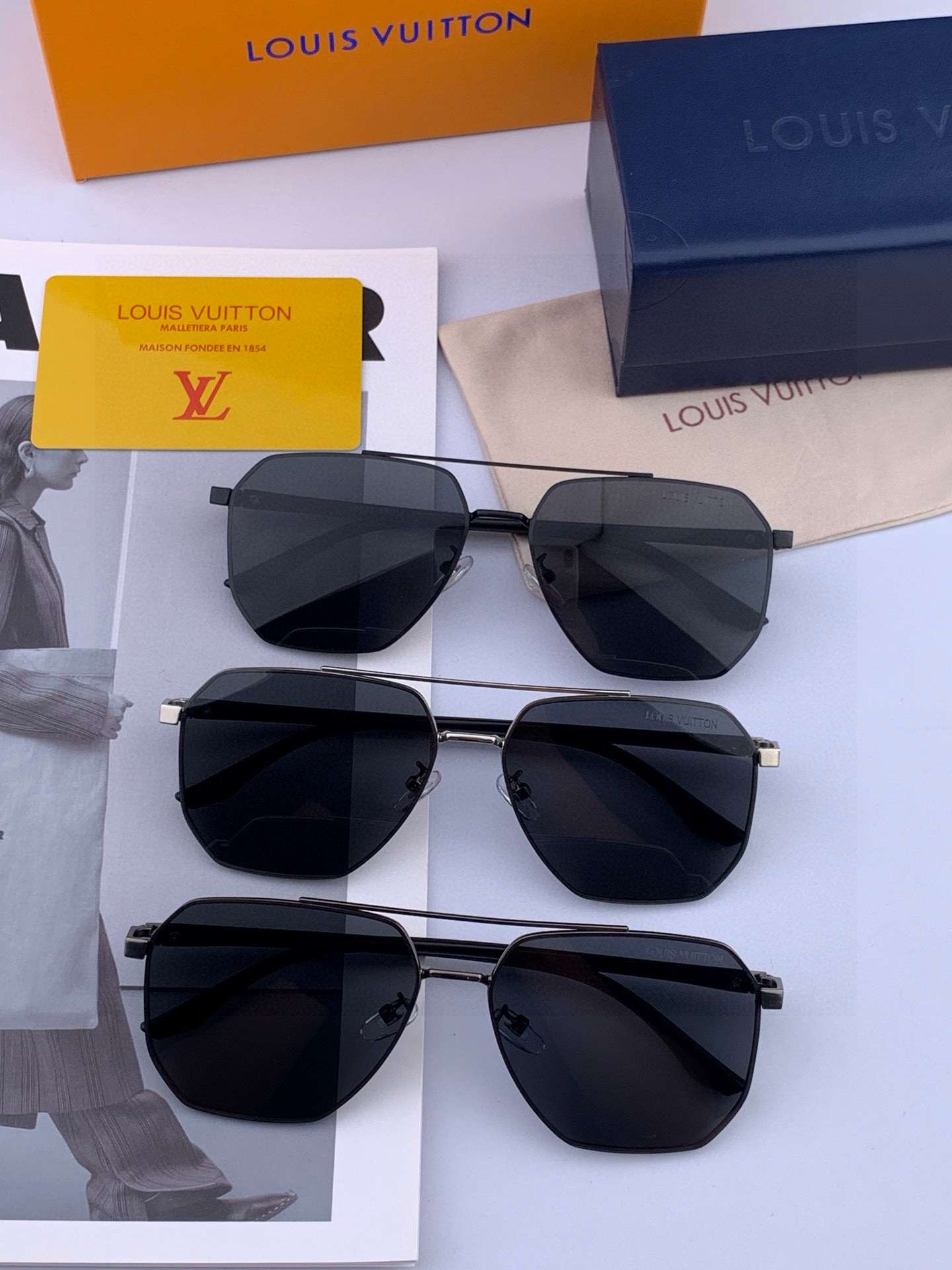       LV 男款炫彩飞行员偏光太阳镜 ❤️材质：高清尼龙加厚卡槽高清偏光镜片 🌹无边框镜架💕颜👍型