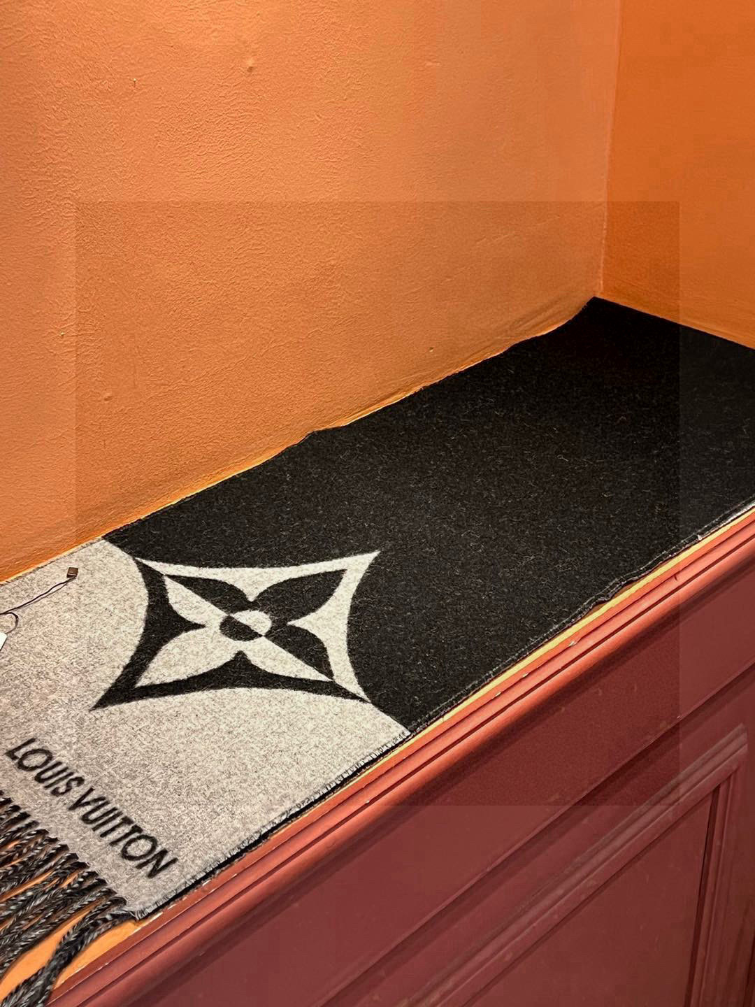   LV  GraPhic Dual围巾采用舒软毛诚信混纺裁出宽幅尺寸，以鲜明双色设计烘托LV字母，翻转