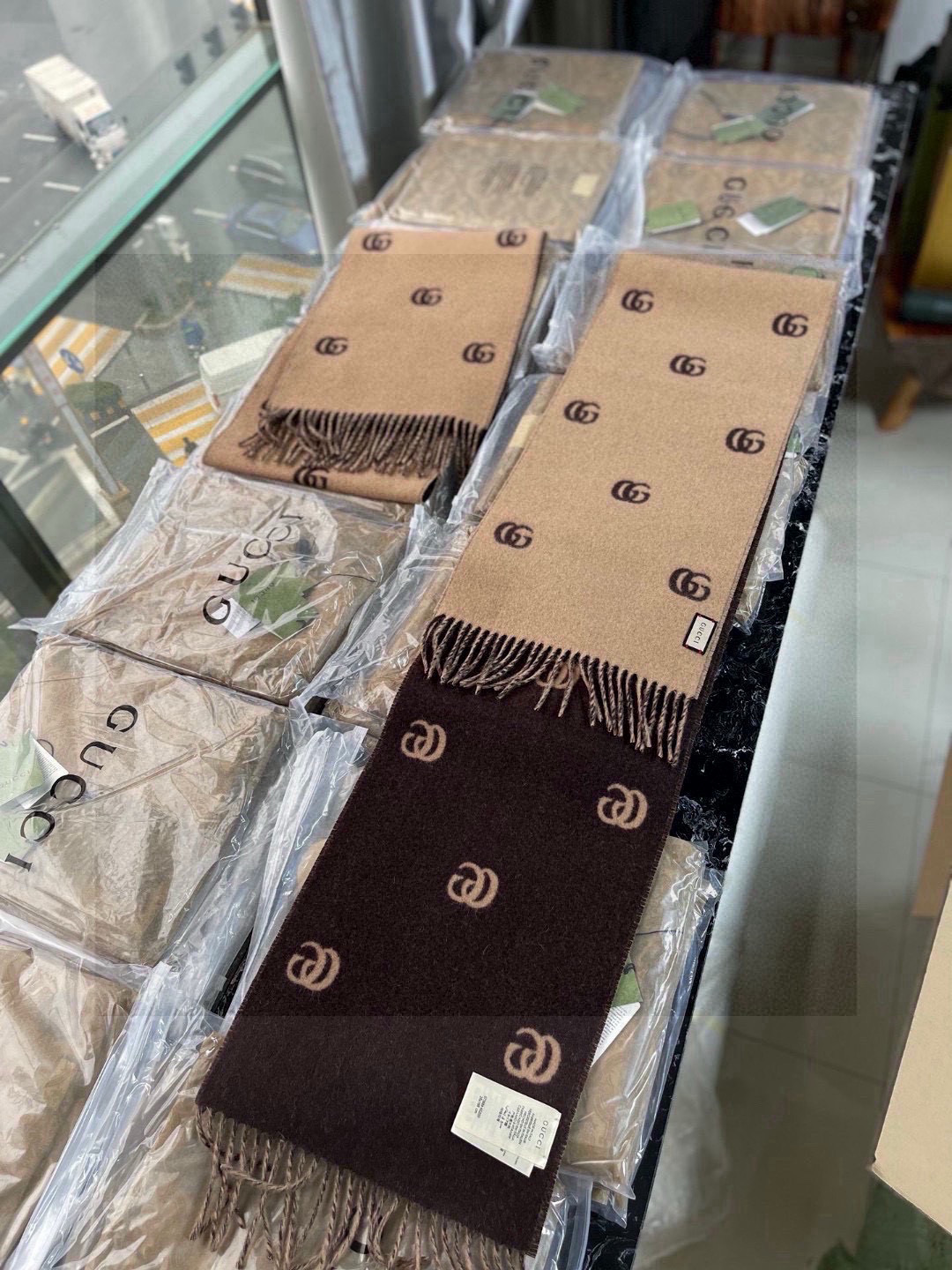   没见过吧，很少有人在柜里见过这条围巾😳当时发售的时候内地给的就特别少，原版是客户在日本中古店买到的❗