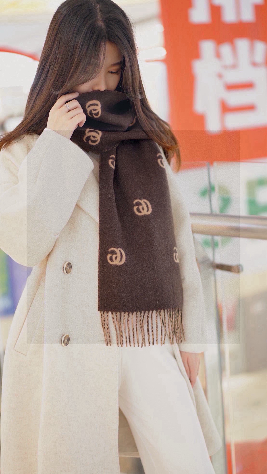   没见过吧，很少有人在柜里见过这条围巾😳当时发售的时候内地给的就特别少，原版是客户在日本中古店买到的❗