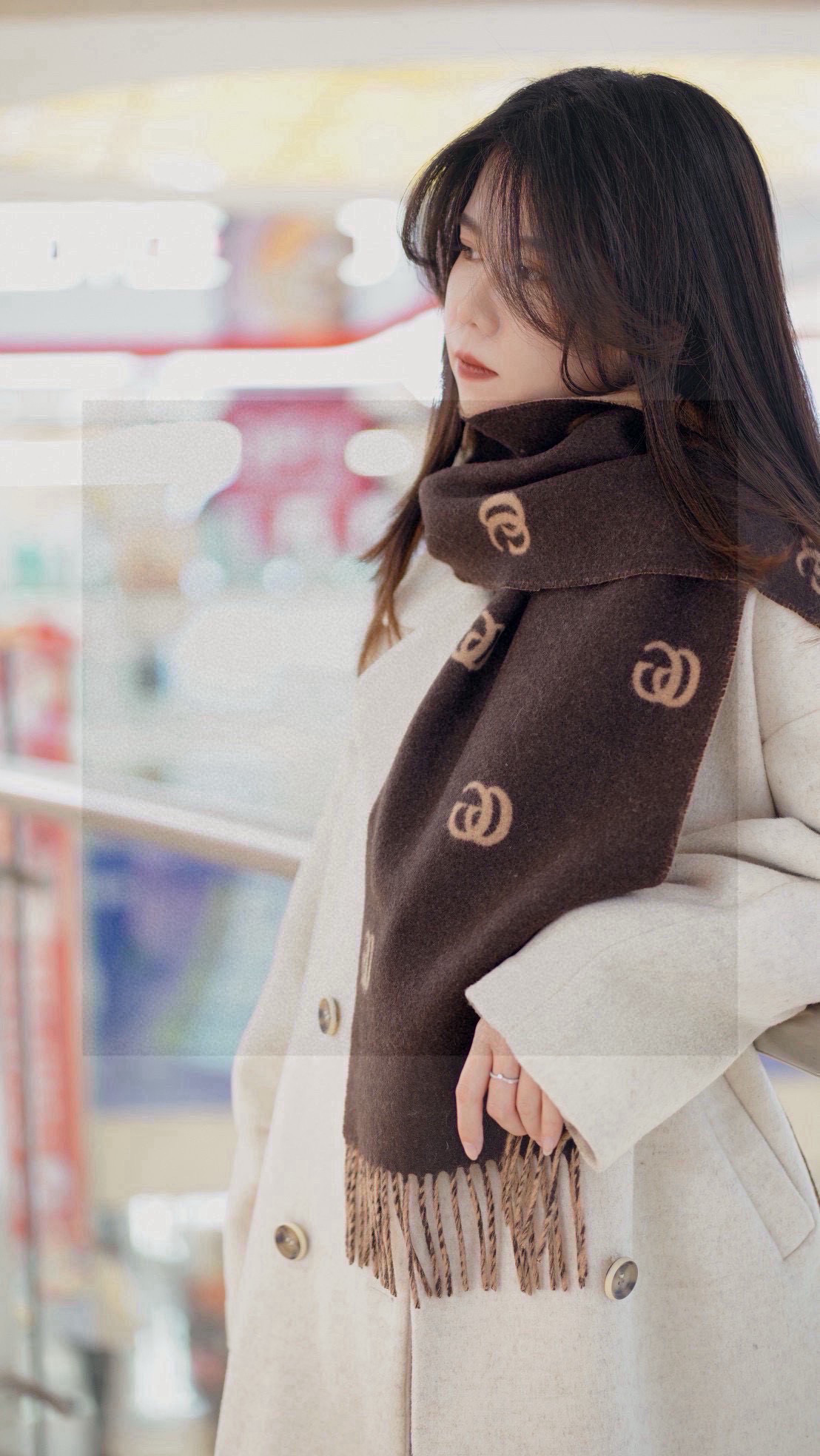   没见过吧，很少有人在柜里见过这条围巾😳当时发售的时候内地给的就特别少，原版是客户在日本中古店买到的❗