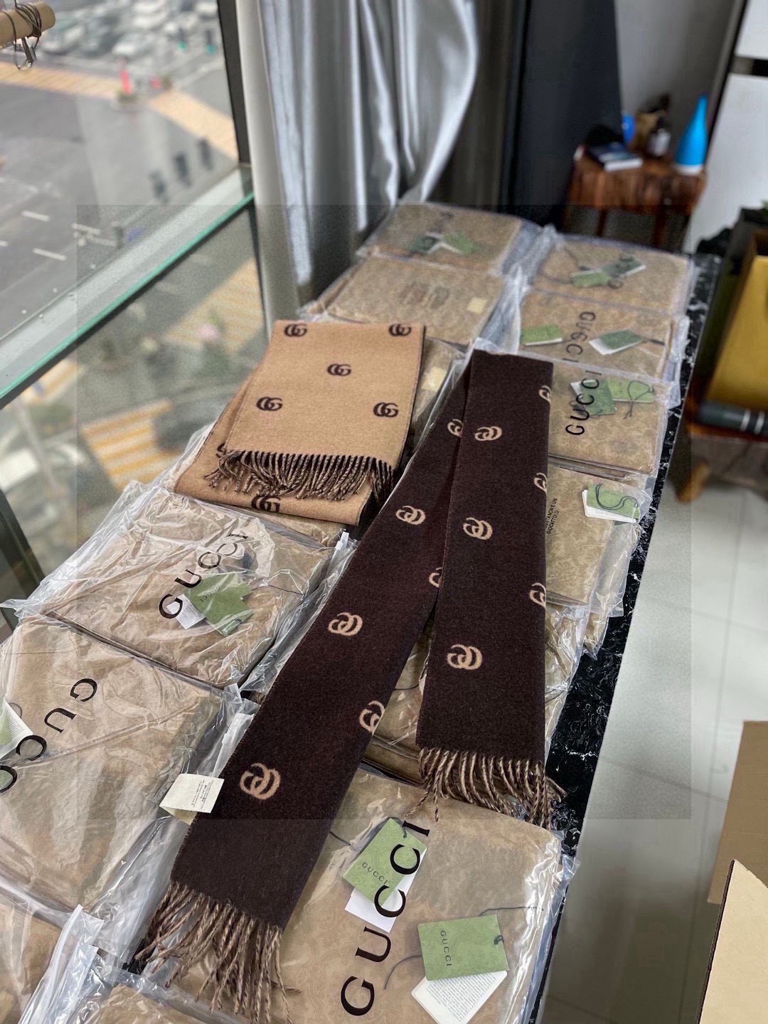   没见过吧，很少有人在柜里见过这条围巾😳当时发售的时候内地给的就特别少，原版是客户在日本中古店买到的❗