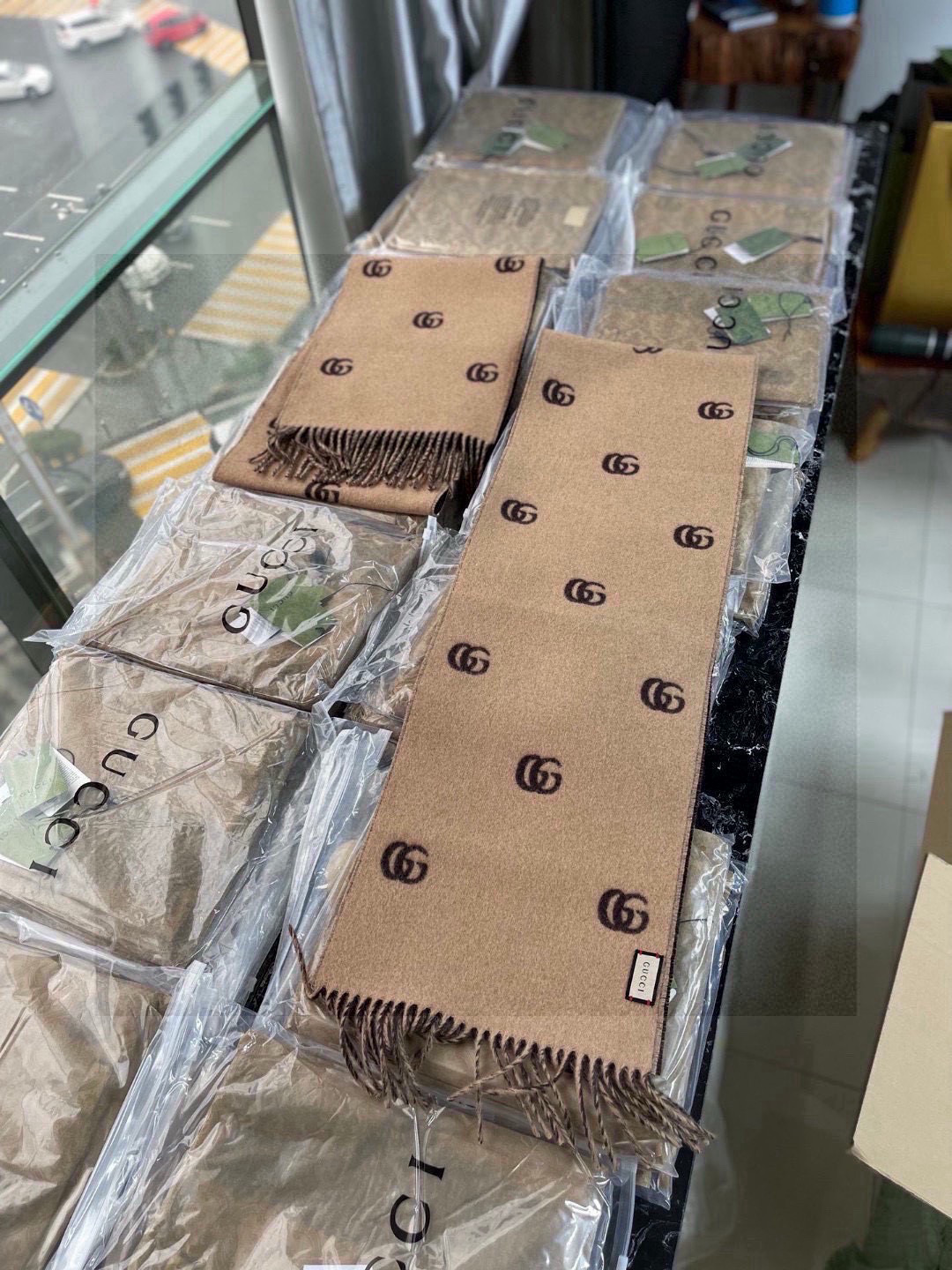   没见过吧，很少有人在柜里见过这条围巾😳当时发售的时候内地给的就特别少，原版是客户在日本中古店买到的❗