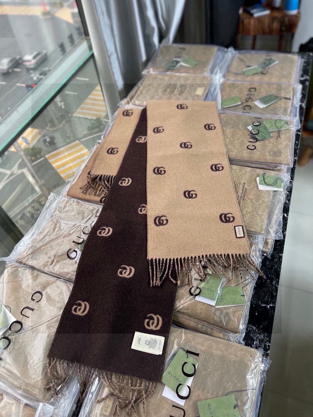   没见过吧，很少有人在柜里见过这条围巾😳当时发售的时候内地给的就特别少，原版是客户在日本中古店买到的❗