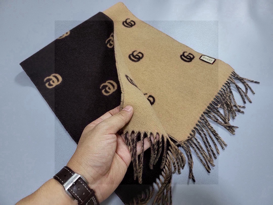   没见过吧，很少有人在柜里见过这条围巾😳当时发售的时候内地给的就特别少，原版是客户在日本中古店买到的❗