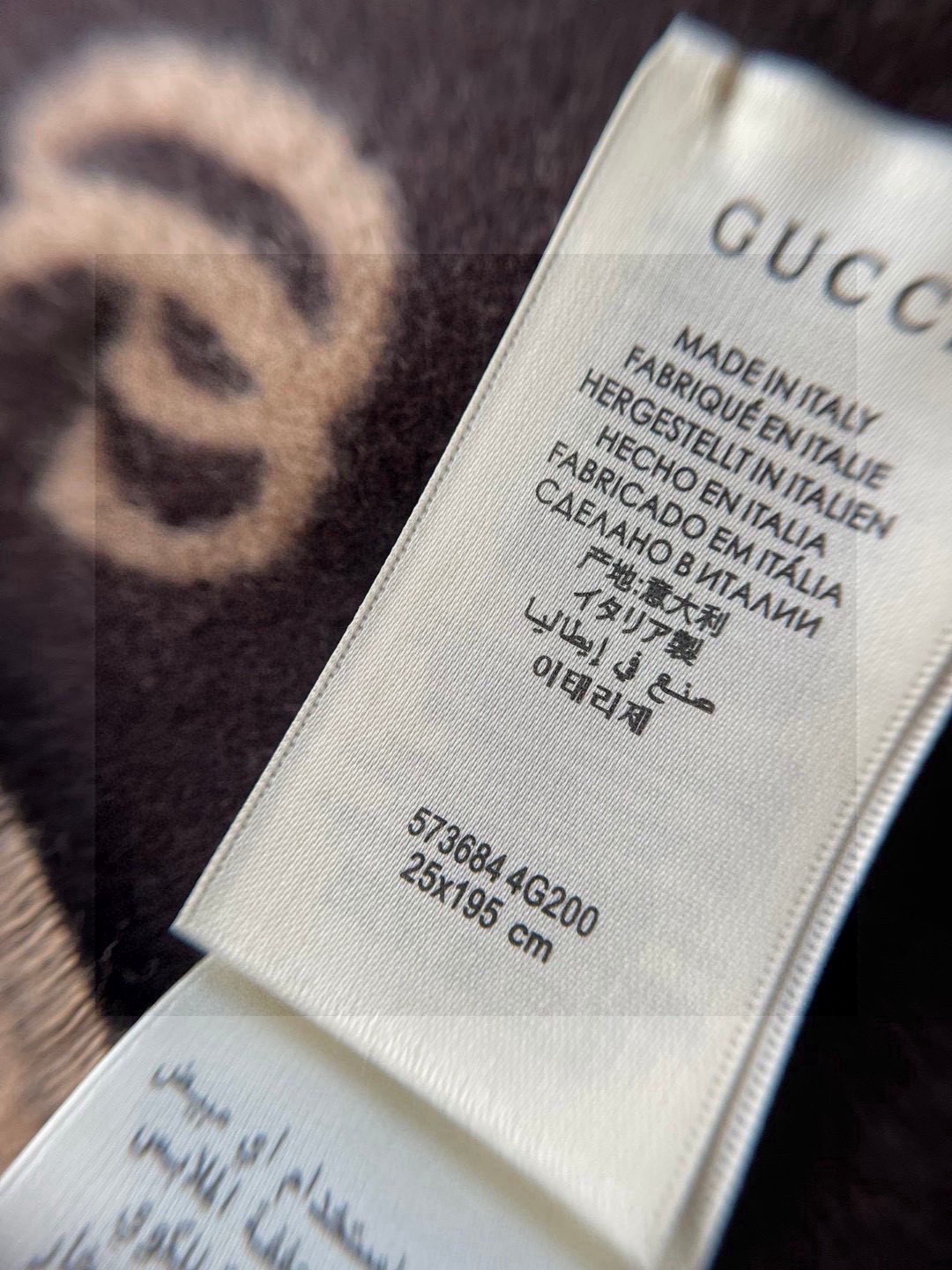   没见过吧，很少有人在柜里见过这条围巾😳当时发售的时候内地给的就特别少，原版是客户在日本中古店买到的❗