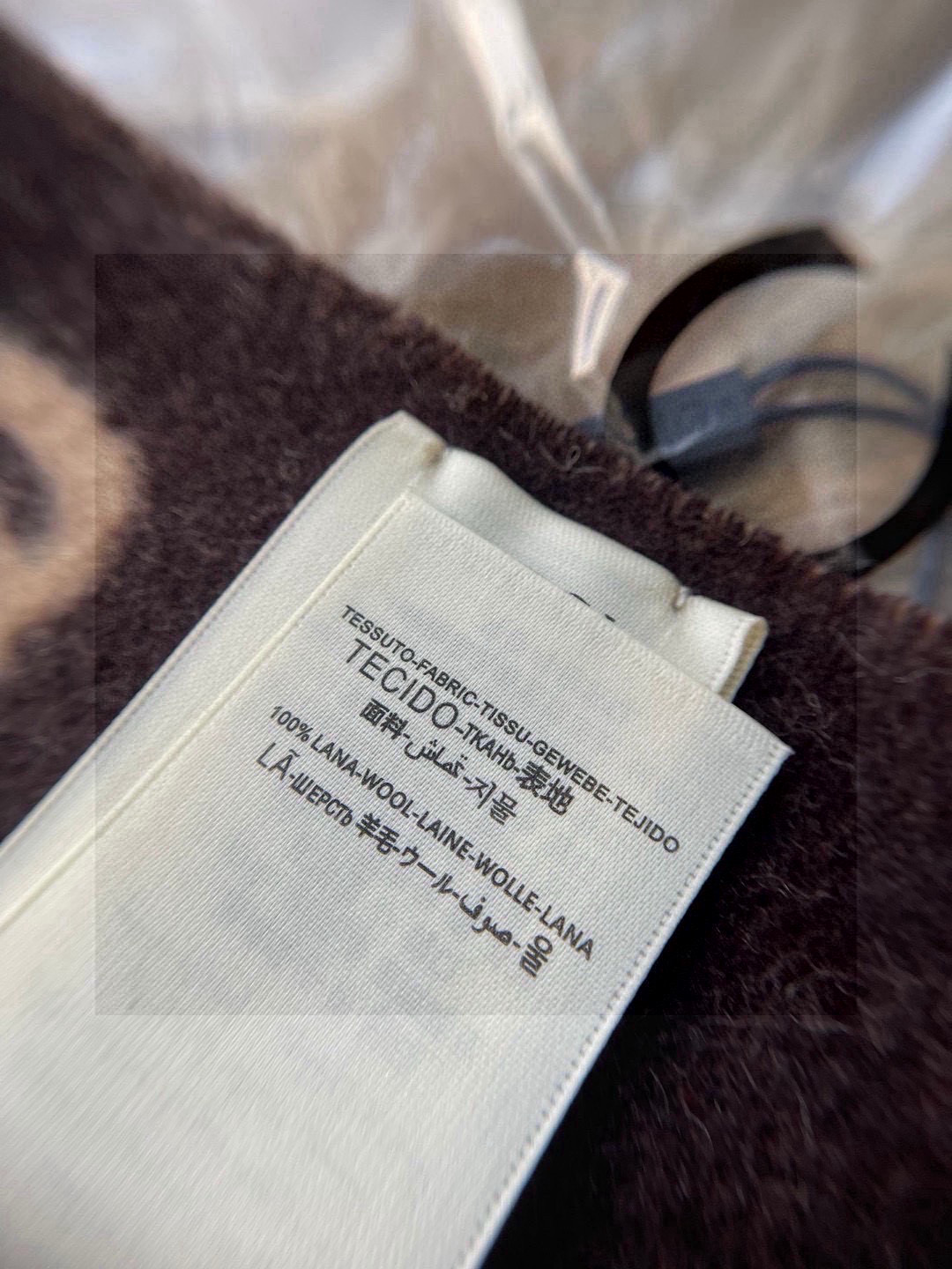   没见过吧，很少有人在柜里见过这条围巾😳当时发售的时候内地给的就特别少，原版是客户在日本中古店买到的❗