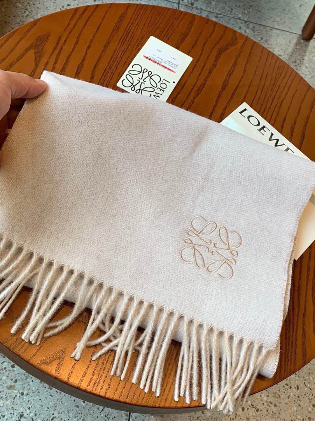    没见过吧，很少有人在柜里见过这条围巾😳当时发售的时候内地给的就特别少，原版是客户在日本中古店买到的