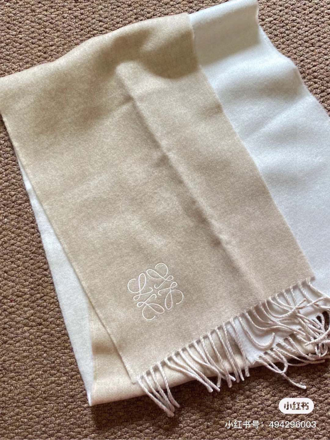    没见过吧，很少有人在柜里见过这条围巾😳当时发售的时候内地给的就特别少，原版是客户在日本中古店买到的