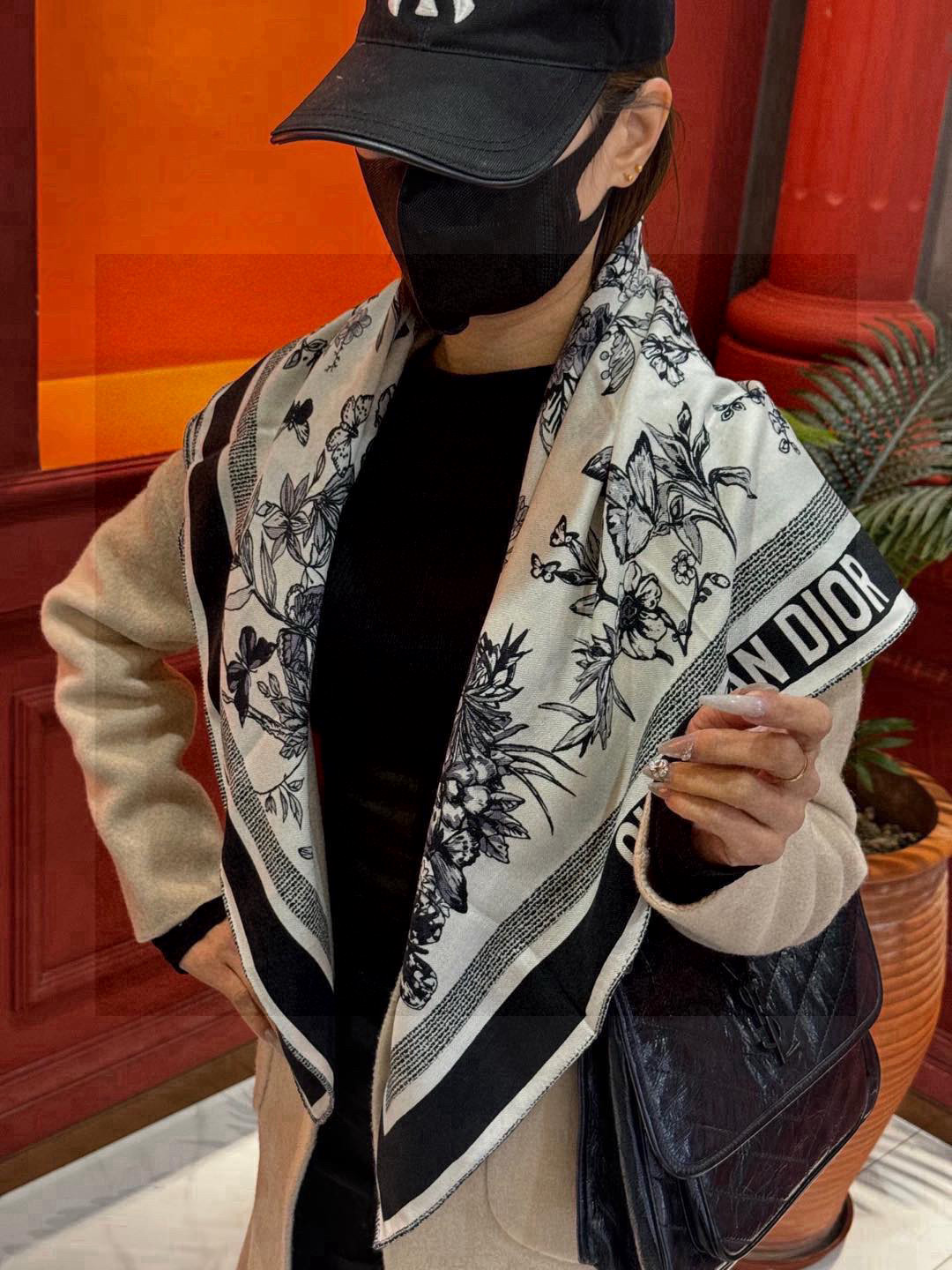 🌼🌼双面同色原单迪奥Mexico茹伊印花 方巾，方巾将蝴蝶和传统墨西哥花朵巧妙融合，突显绚烂缤纷的效果。