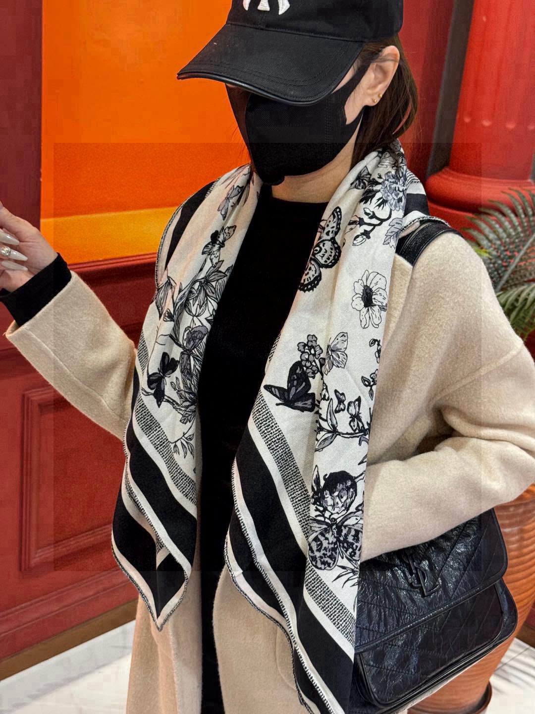 🌼🌼双面同色原单迪奥Mexico茹伊印花 方巾，方巾将蝴蝶和传统墨西哥花朵巧妙融合，突显绚烂缤纷的效果。