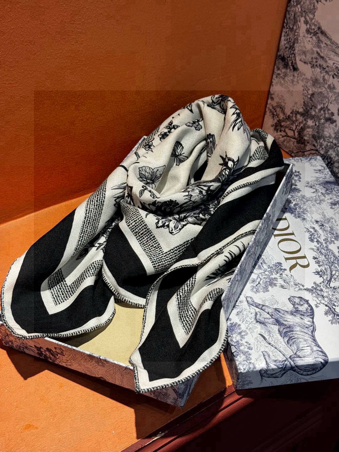 🌼🌼双面同色原单迪奥Mexico茹伊印花 方巾，方巾将蝴蝶和传统墨西哥花朵巧妙融合，突显绚烂缤纷的效果。