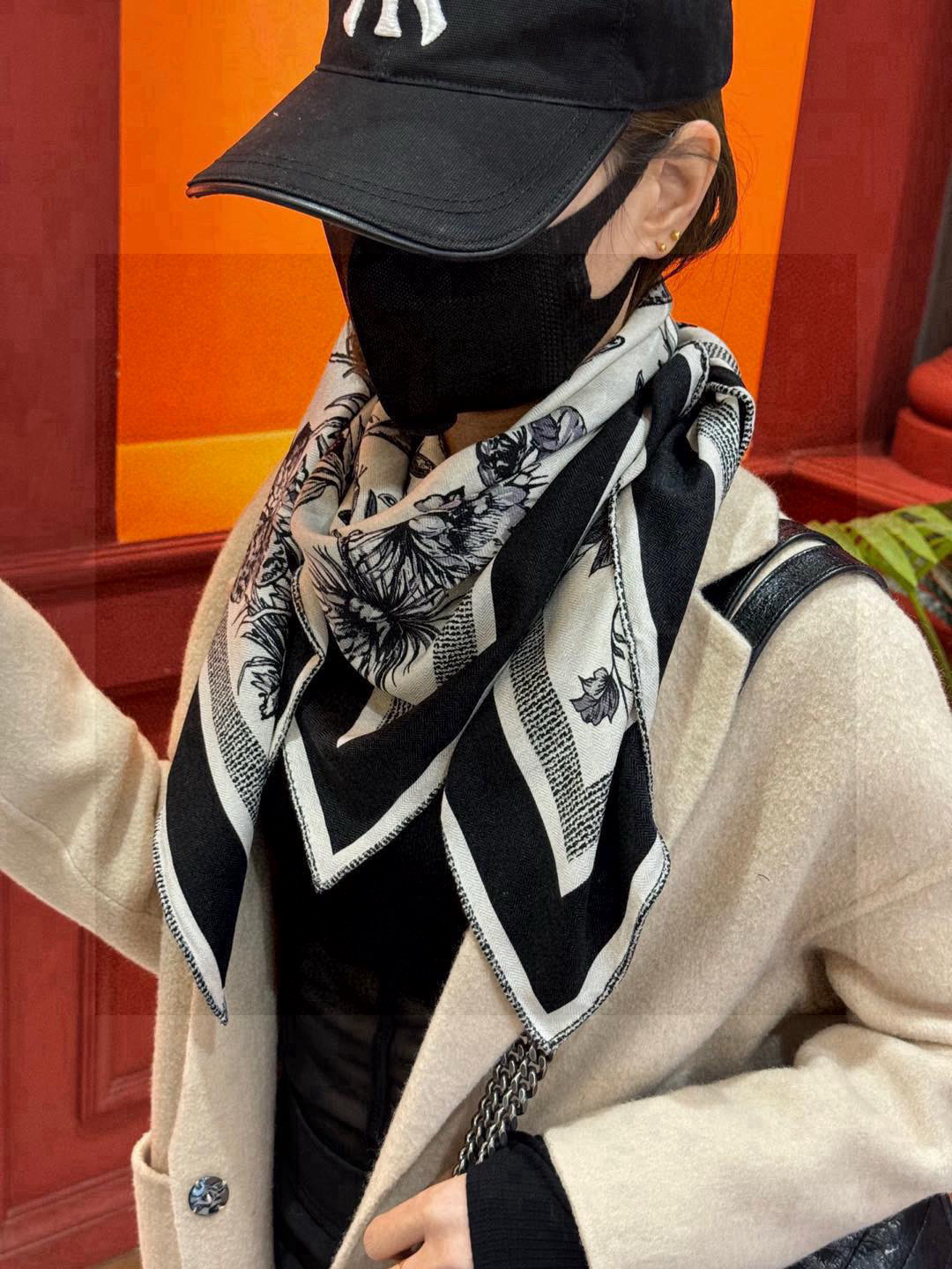 🌼🌼双面同色原单迪奥Mexico茹伊印花 方巾，方巾将蝴蝶和传统墨西哥花朵巧妙融合，突显绚烂缤纷的效果。