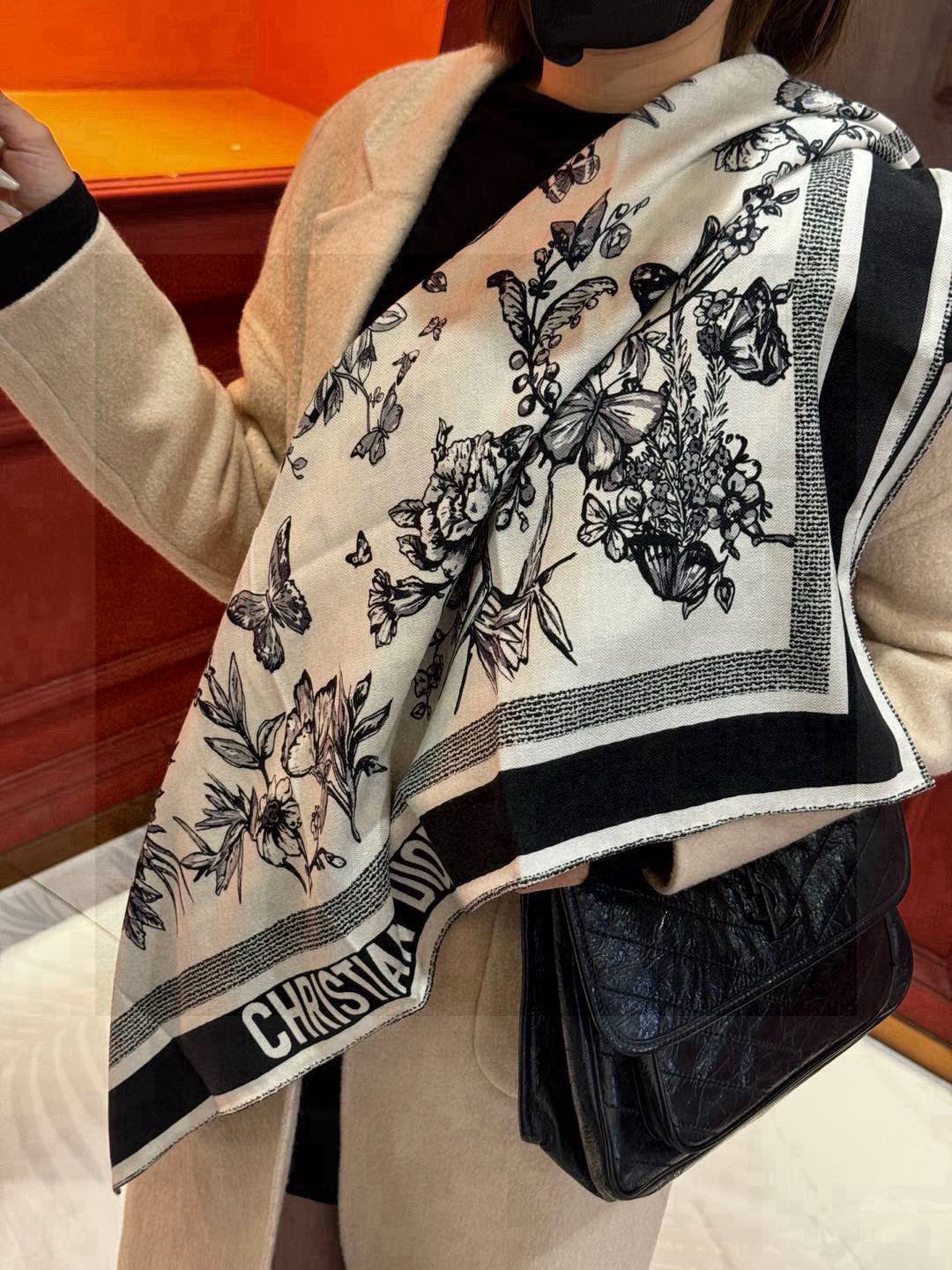 🌼🌼双面同色原单迪奥Mexico茹伊印花 方巾，方巾将蝴蝶和传统墨西哥花朵巧妙融合，突显绚烂缤纷的效果。