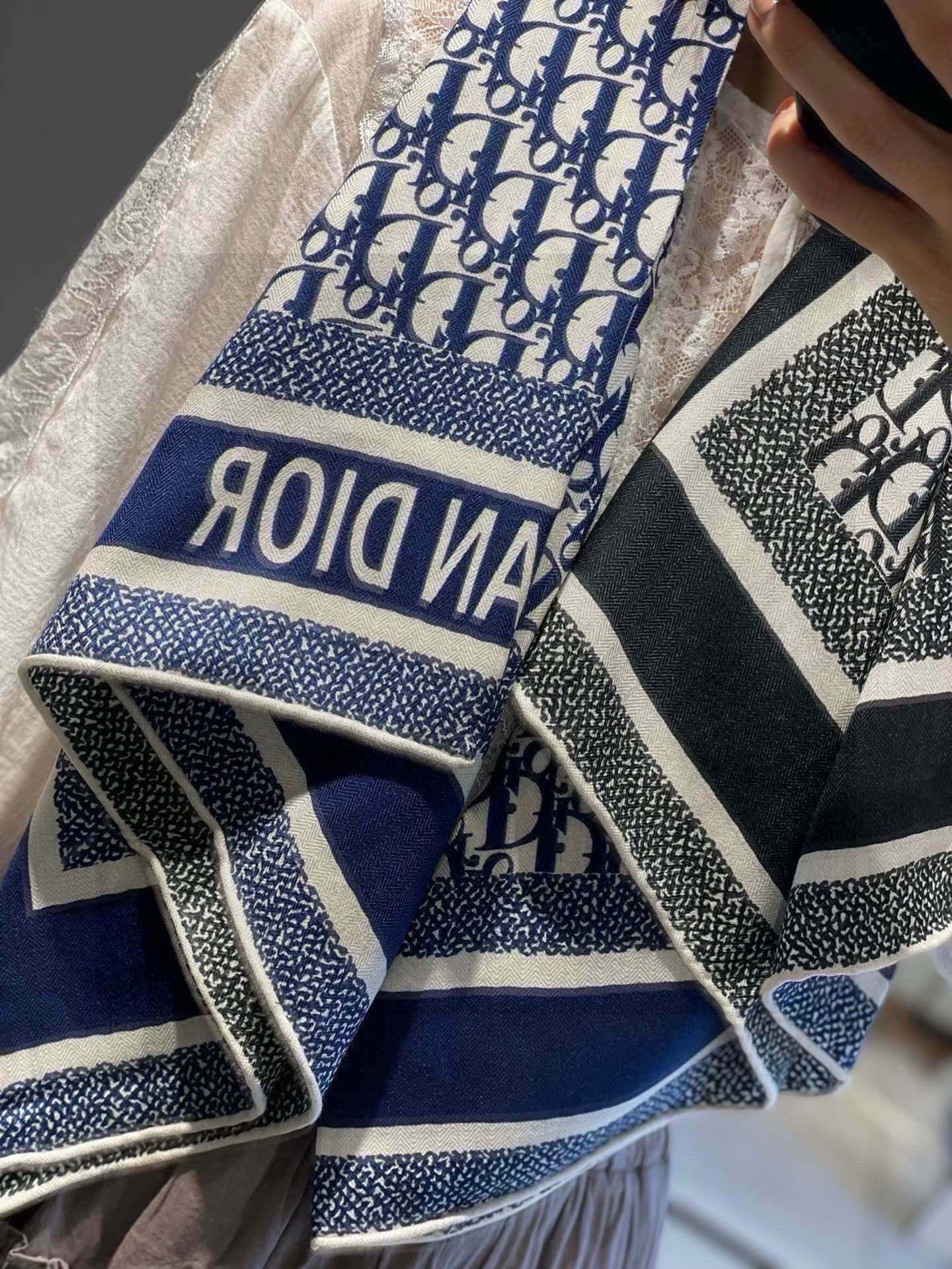   羊绒围巾有了更时尚的玩转！实物这款Dior双面披肩超高级，腔调质感，时髦休闲！！双色撞色的感觉在日常