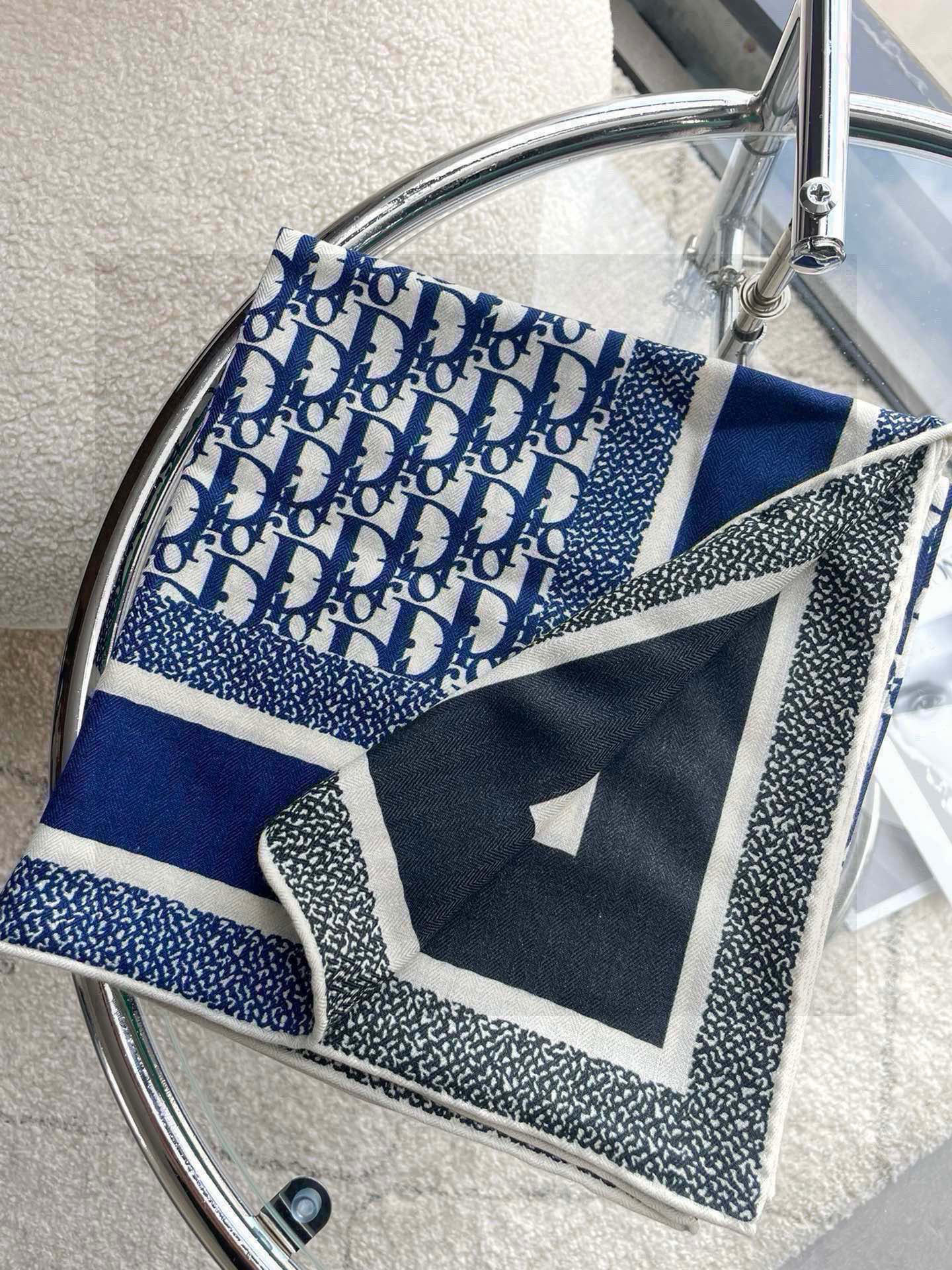   羊绒围巾有了更时尚的玩转！实物这款Dior双面披肩超高级，腔调质感，时髦休闲！！双色撞色的感觉在日常