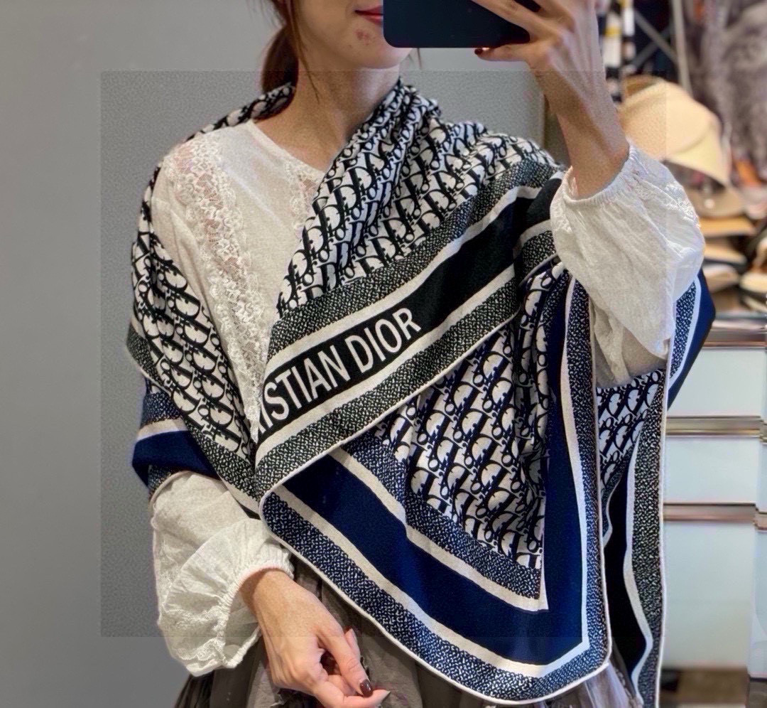   羊绒围巾有了更时尚的玩转！实物这款Dior双面披肩超高级，腔调质感，时髦休闲！！双色撞色的感觉在日常