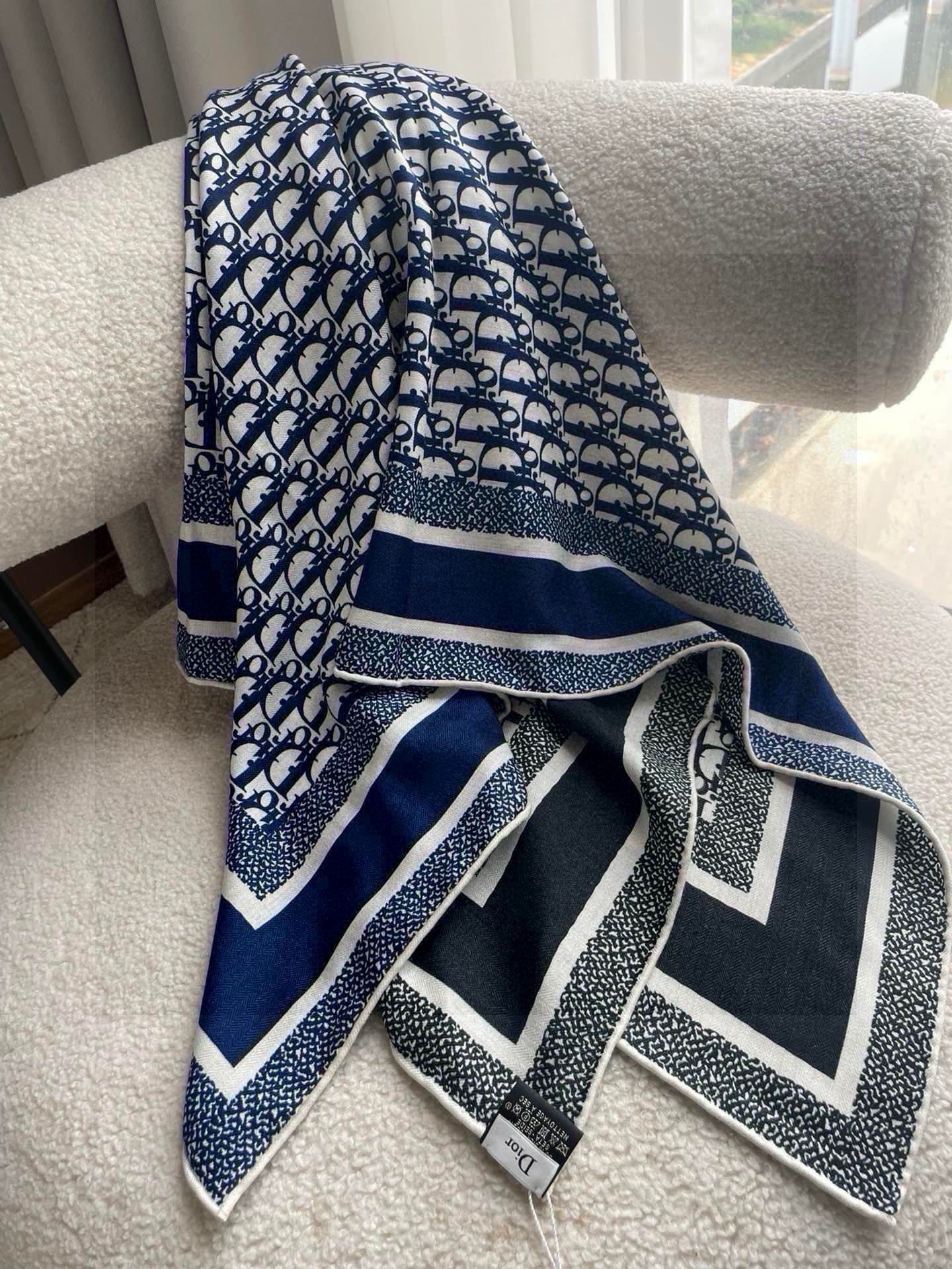   羊绒围巾有了更时尚的玩转！实物这款Dior双面披肩超高级，腔调质感，时髦休闲！！双色撞色的感觉在日常