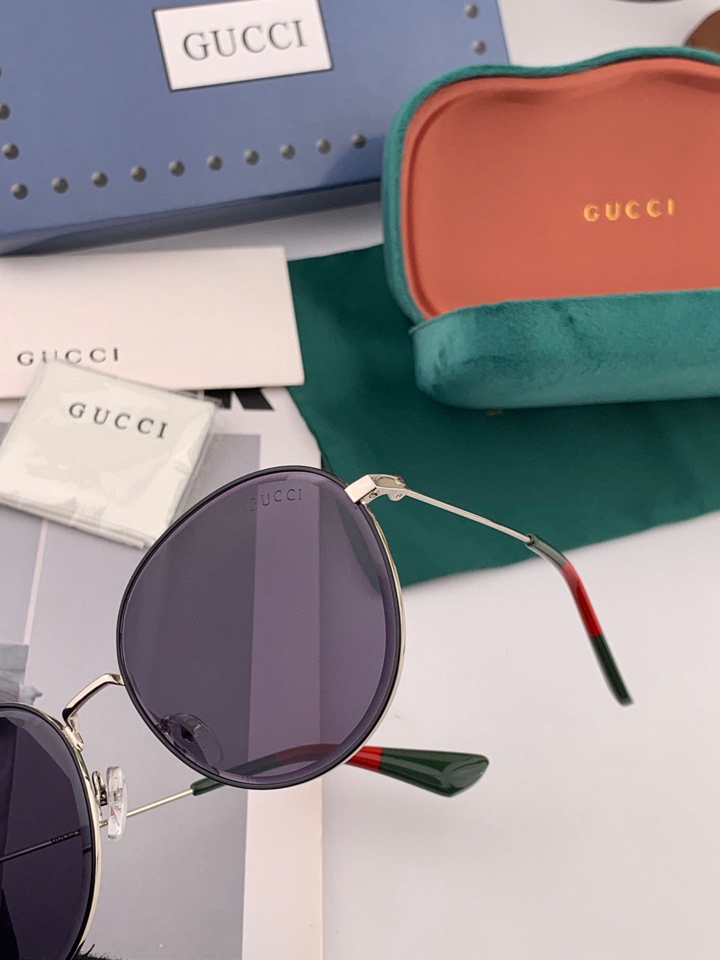   GUCCI  新款尼龙偏光太眼镜，无框钻石 切边更有质感，大气女人范儿，大脸小脸都好看 ！型号：G0