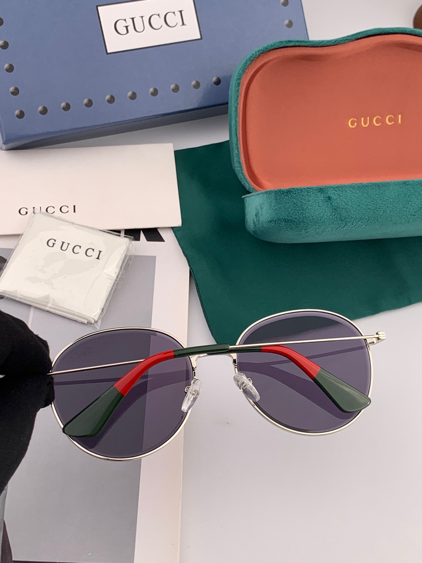   GUCCI  新款尼龙偏光太眼镜，无框钻石 切边更有质感，大气女人范儿，大脸小脸都好看 ！型号：G0