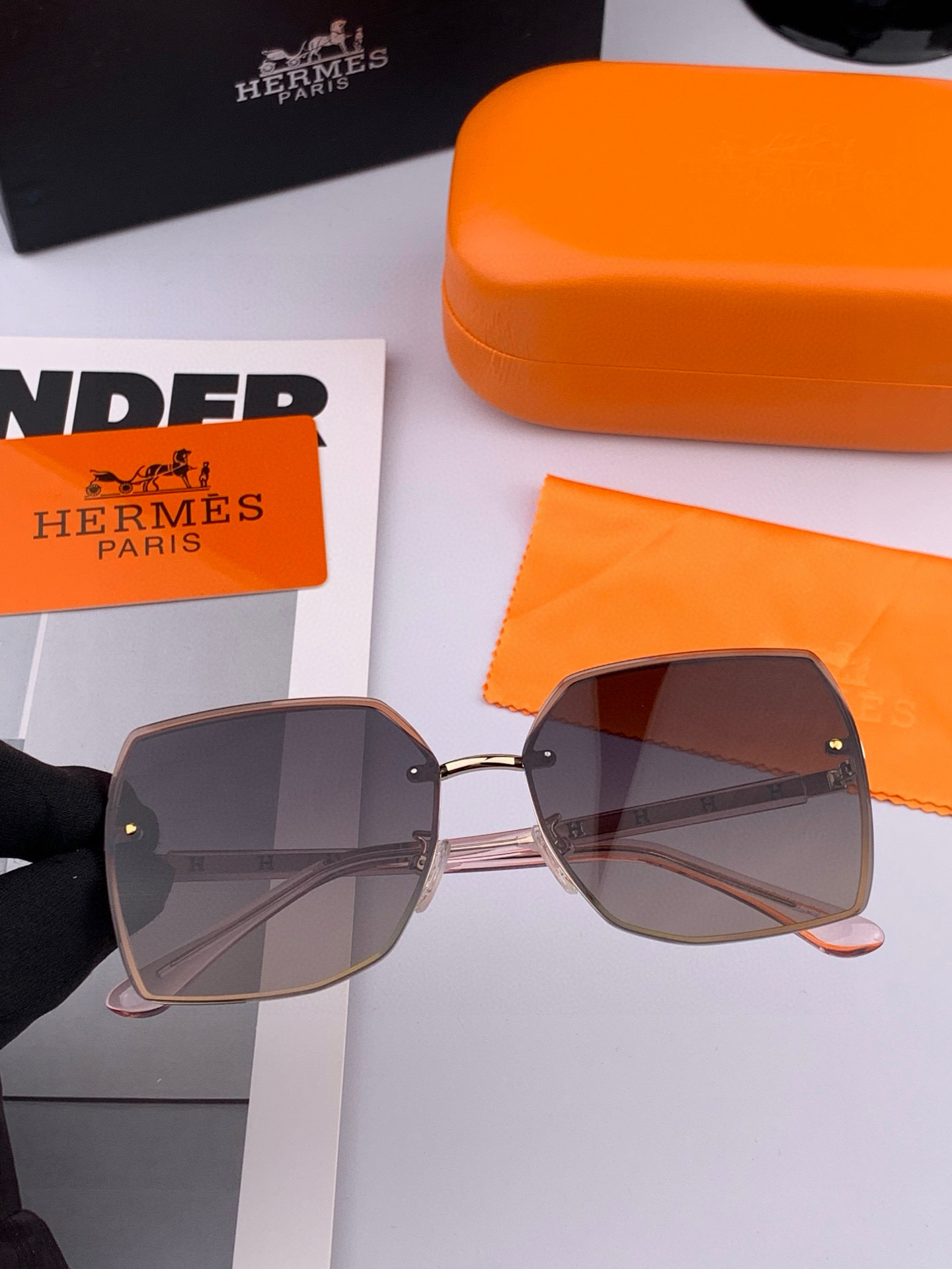 【尼龙偏光系列】爱马仕无框太阳镜墨方框设计，不挑脸型，无论搭配大衣还是连衣裙都非常显气质尼龙偏光镜片预防