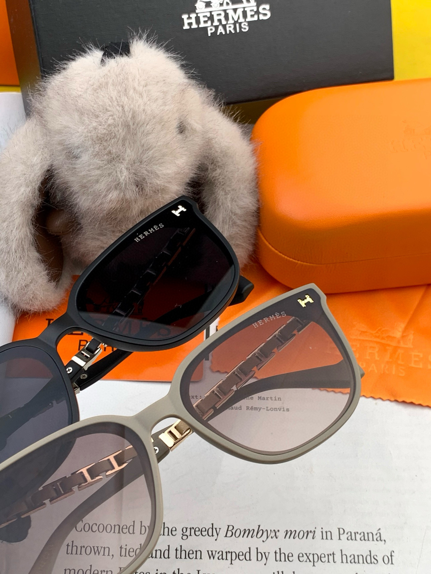   爱马仕   经典的方框设计，不挑脸型，无论搭配大衣还是连衣裙都非常显气质镜片预防紫外线 型号：H93