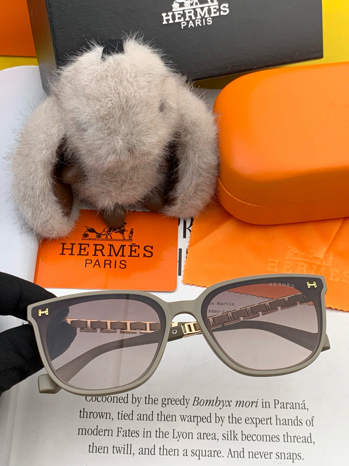   爱马仕   经典的方框设计，不挑脸型，无论搭配大衣还是连衣裙都非常显气质镜片预防紫外线 型号：H93