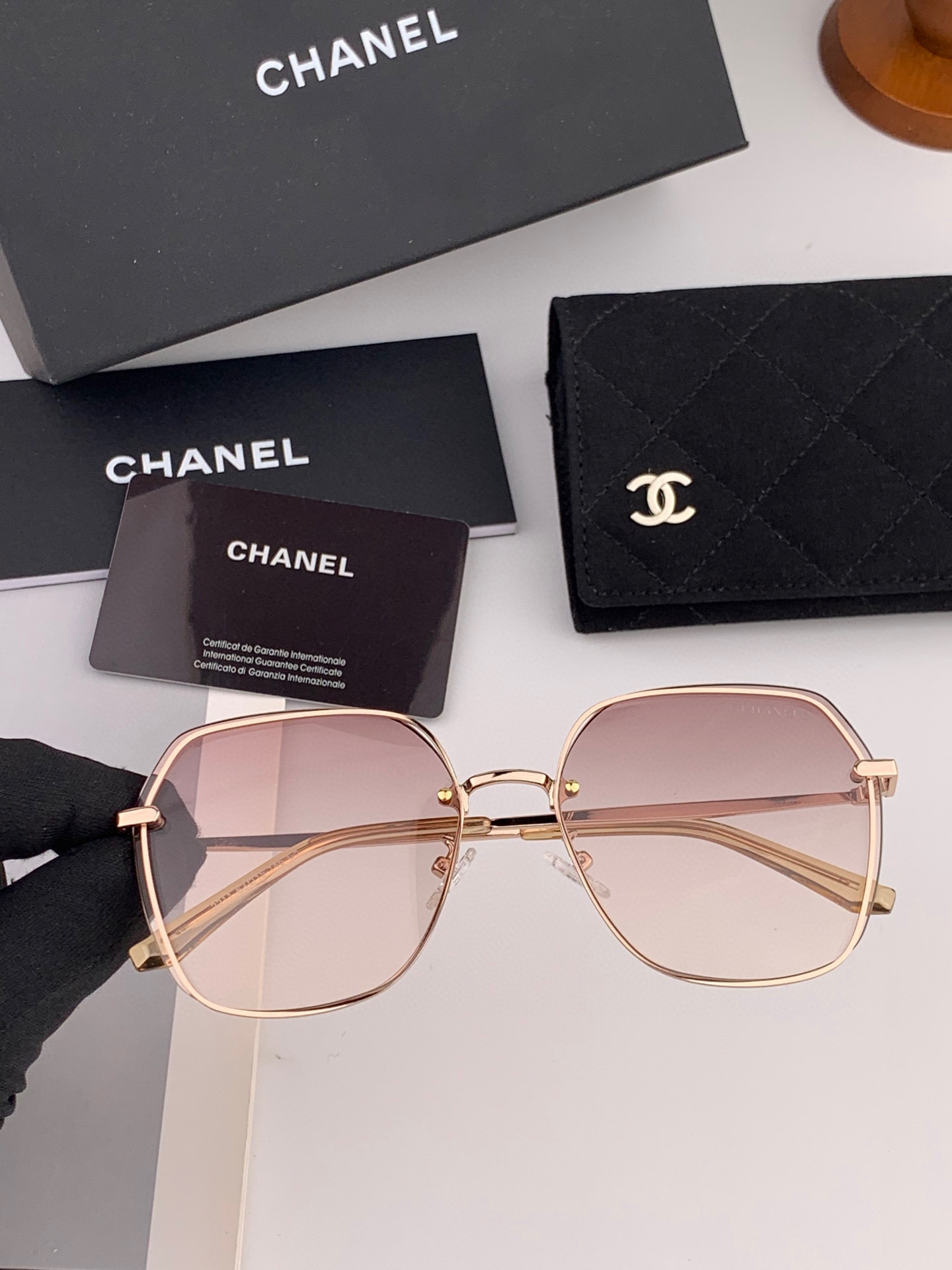 【CHANEL】香奈儿  新款尼龙偏光太眼镜，无框钻石 切边更有质感，大气女人范儿，大脸小脸都好看 ！型