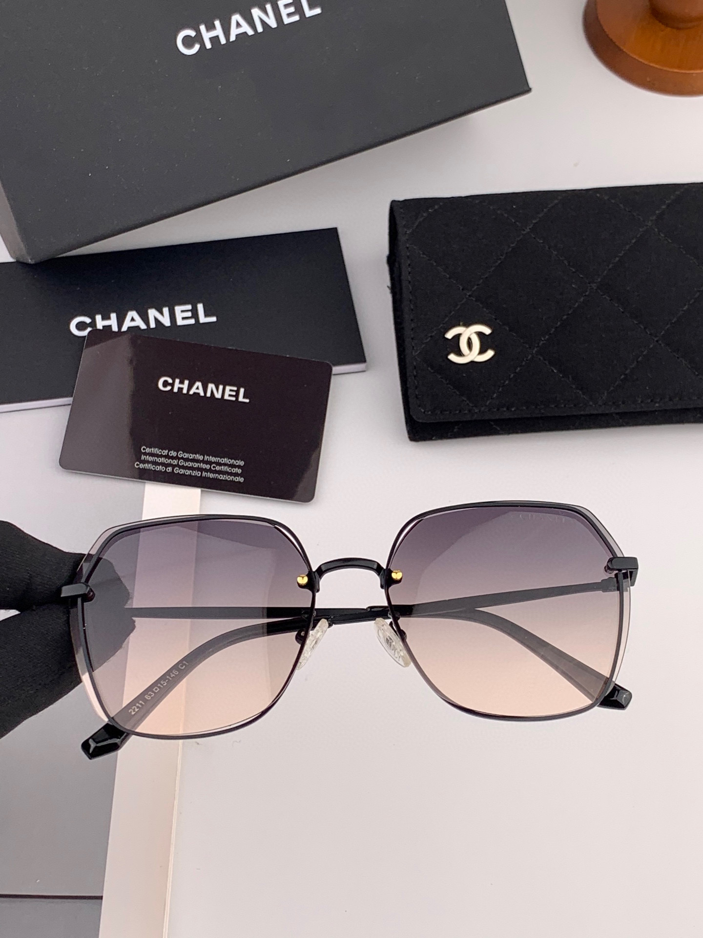 【CHANEL】香奈儿  新款尼龙偏光太眼镜，无框钻石 切边更有质感，大气女人范儿，大脸小脸都好看 ！型