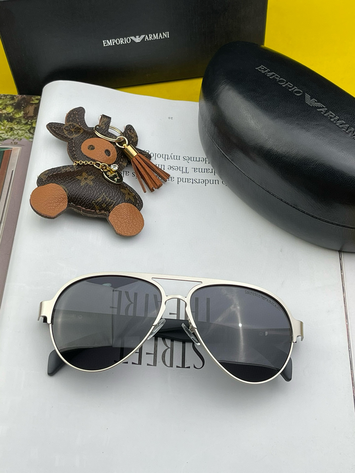 👑阿玛尼偏光金属男款大框太阳镜          材质：宝丽来高清偏光镜片，夏日出行必备款。型号：A08