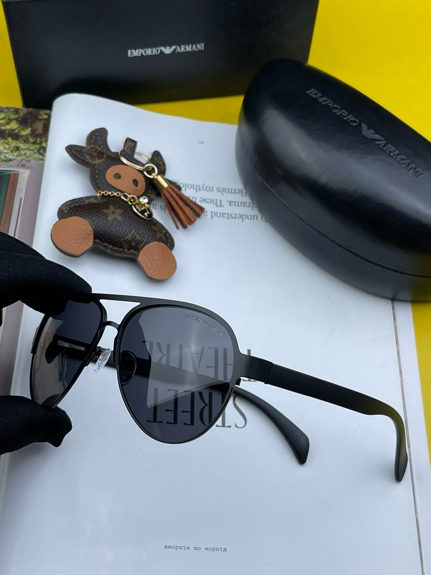 👑阿玛尼偏光金属男款大框太阳镜          材质：宝丽来高清偏光镜片，夏日出行必备款。型号：A08