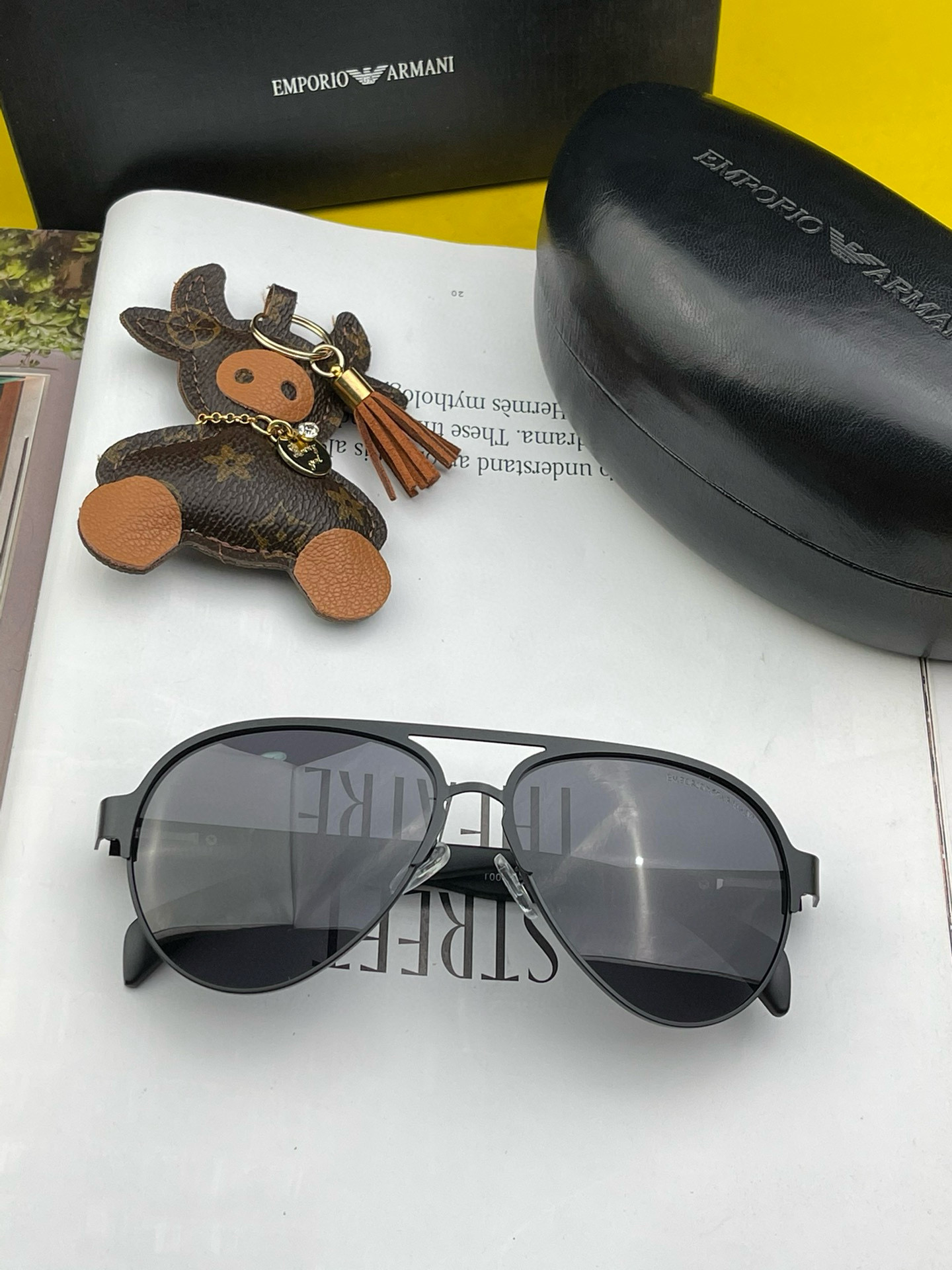 👑阿玛尼偏光金属男款大框太阳镜          材质：宝丽来高清偏光镜片，夏日出行必备款。型号：A08