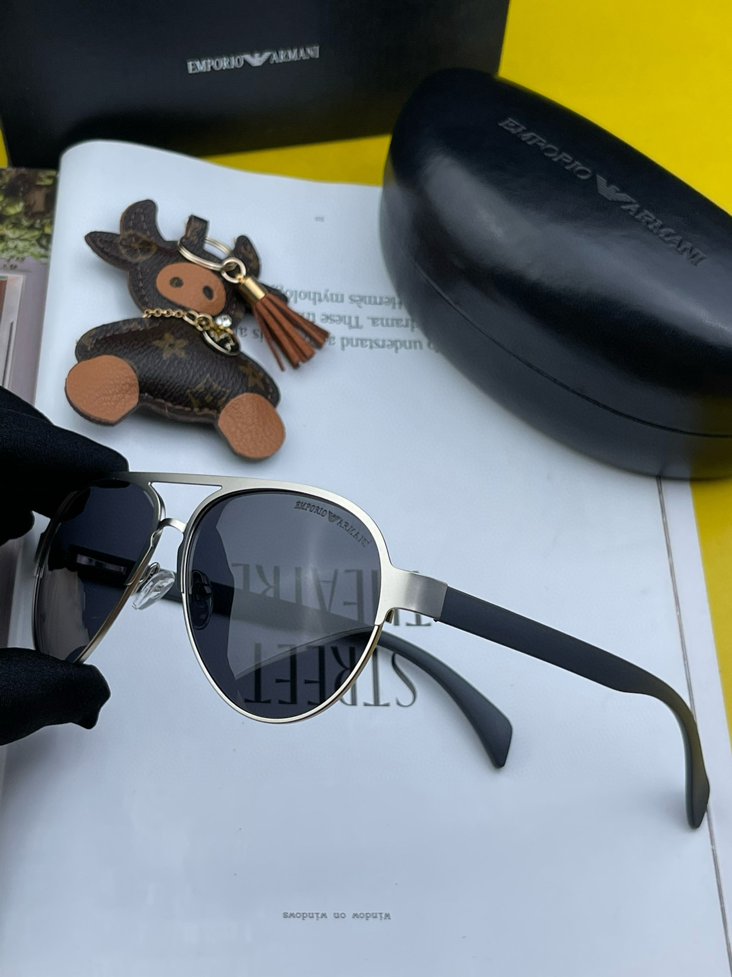 👑阿玛尼偏光金属男款大框太阳镜          材质：宝丽来高清偏光镜片，夏日出行必备款。型号：A08