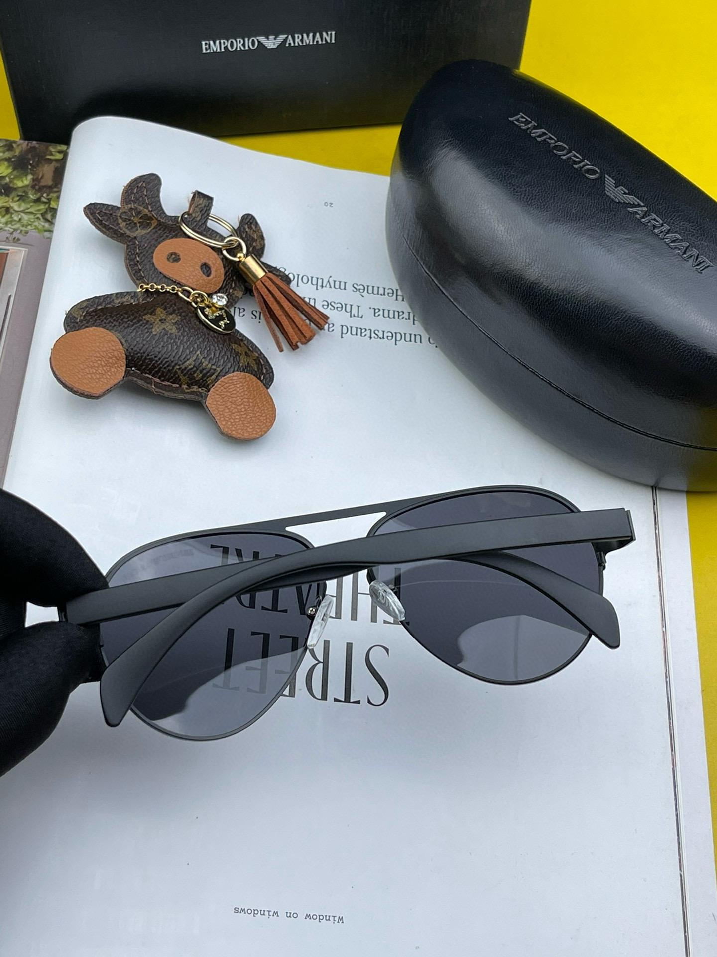 👑阿玛尼偏光金属男款大框太阳镜          材质：宝丽来高清偏光镜片，夏日出行必备款。型号：A08