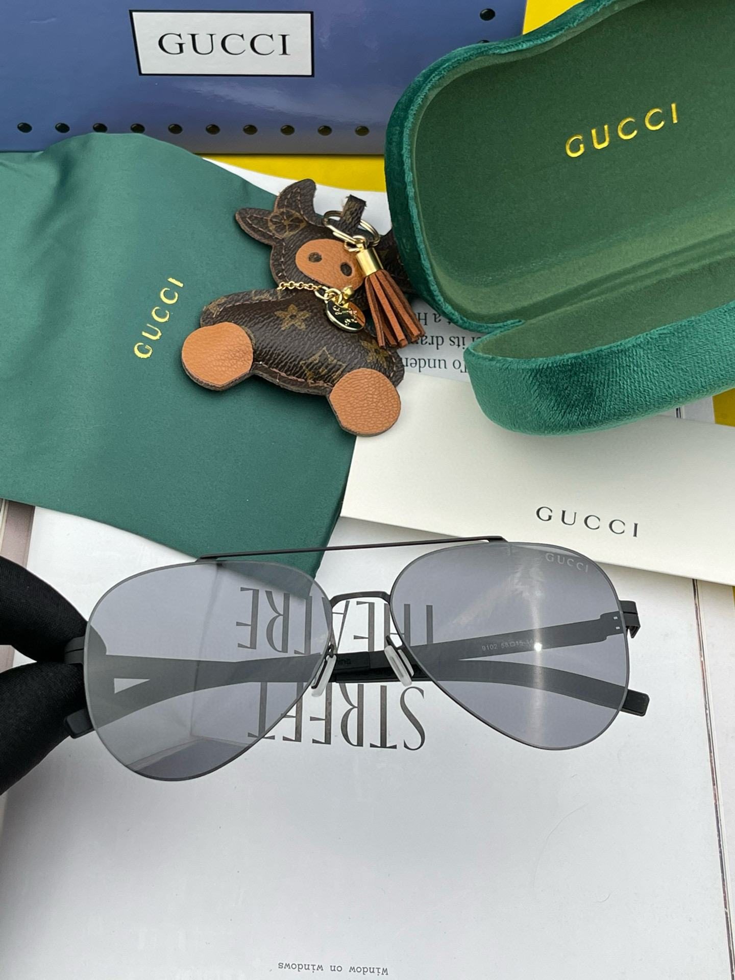       GUCC* 2025新款男女情侣款太阳iP电镀永不褪色 卖点：超轻超有弹性整幅眼镜无螺丝重要