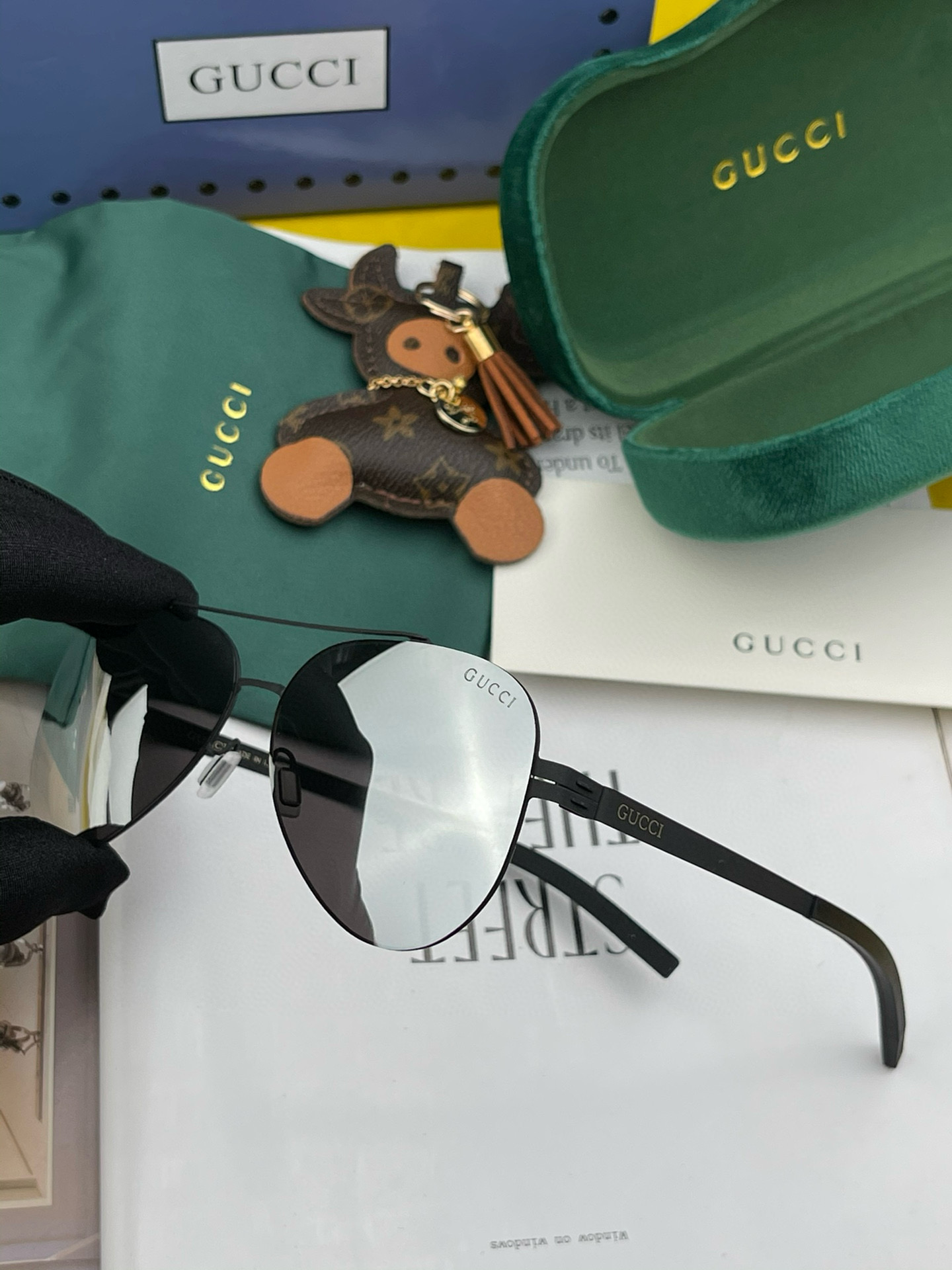       GUCC* 2025新款男女情侣款太阳iP电镀永不褪色 卖点：超轻超有弹性整幅眼镜无螺丝重要