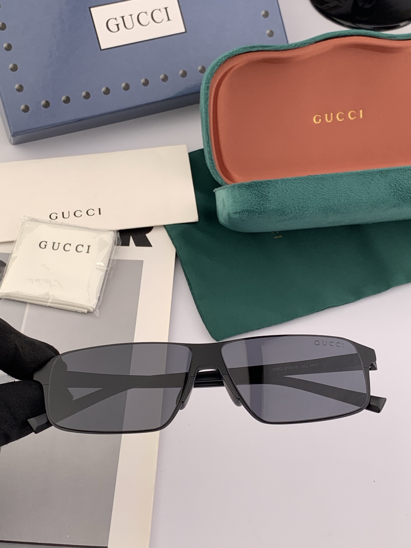         GUCCI 男款炫彩飞行员偏光太阳镜 ❤️材质：高清尼龙加厚卡槽高清偏光镜片 🌹无边框镜