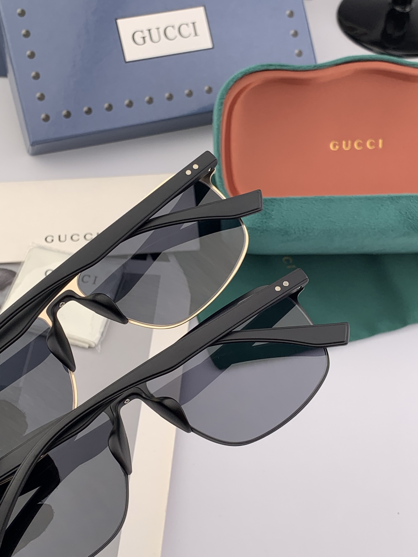         GUCCI 男款炫彩飞行员偏光太阳镜 ❤️材质：高清尼龙加厚卡槽高清偏光镜片 🌹无边框镜