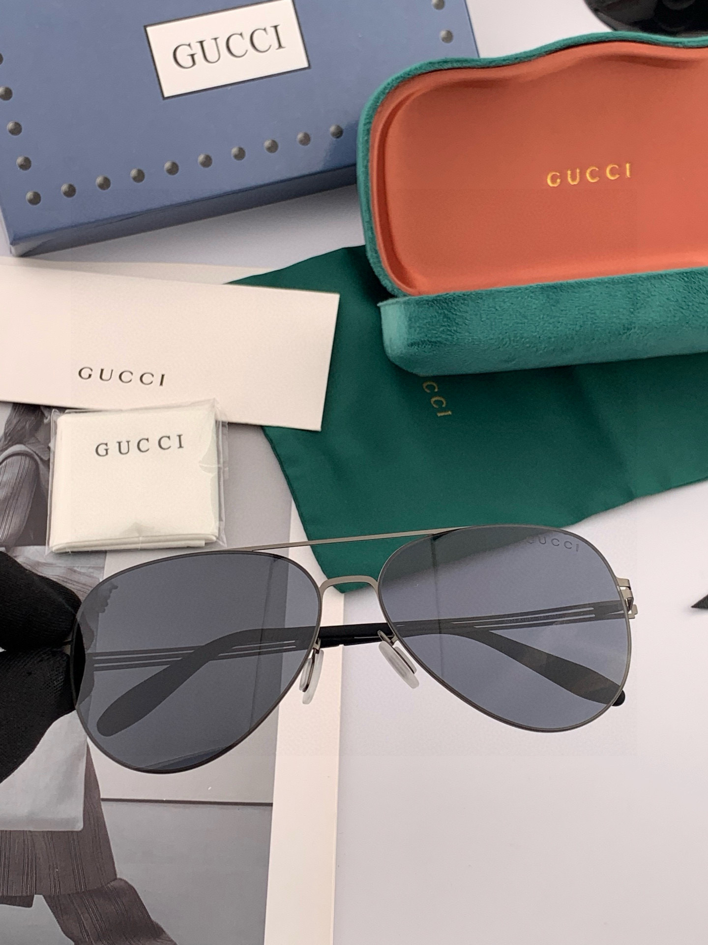      GUCC* 2025新款男女情侣款太阳iP电镀永不褪色 卖点：超轻超有弹性整幅眼镜无螺丝重要的